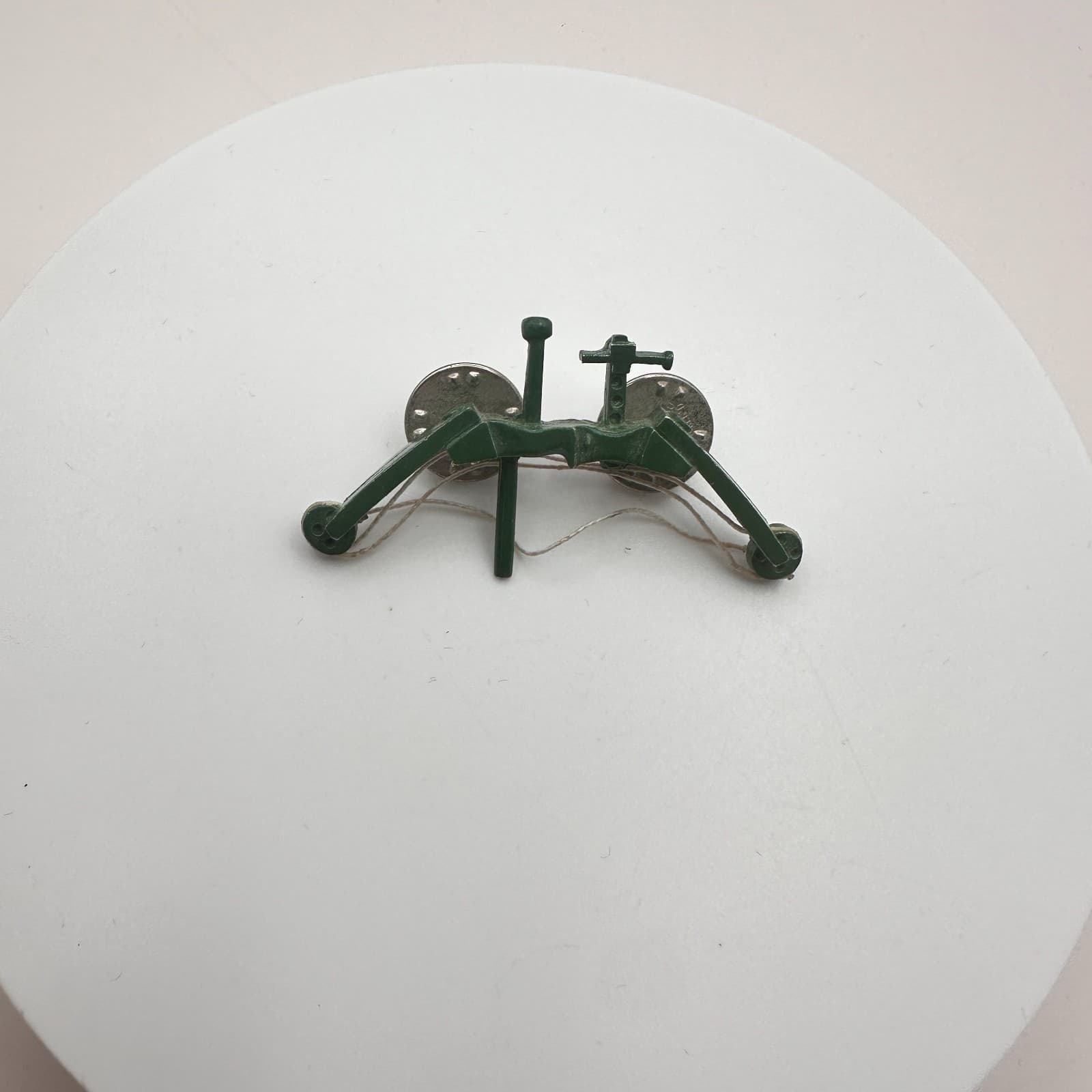 Vintage 80s Silver Tone Small Green Crossbow Lapel Novelty Pin Classic Jewelry - Thumbnail 3