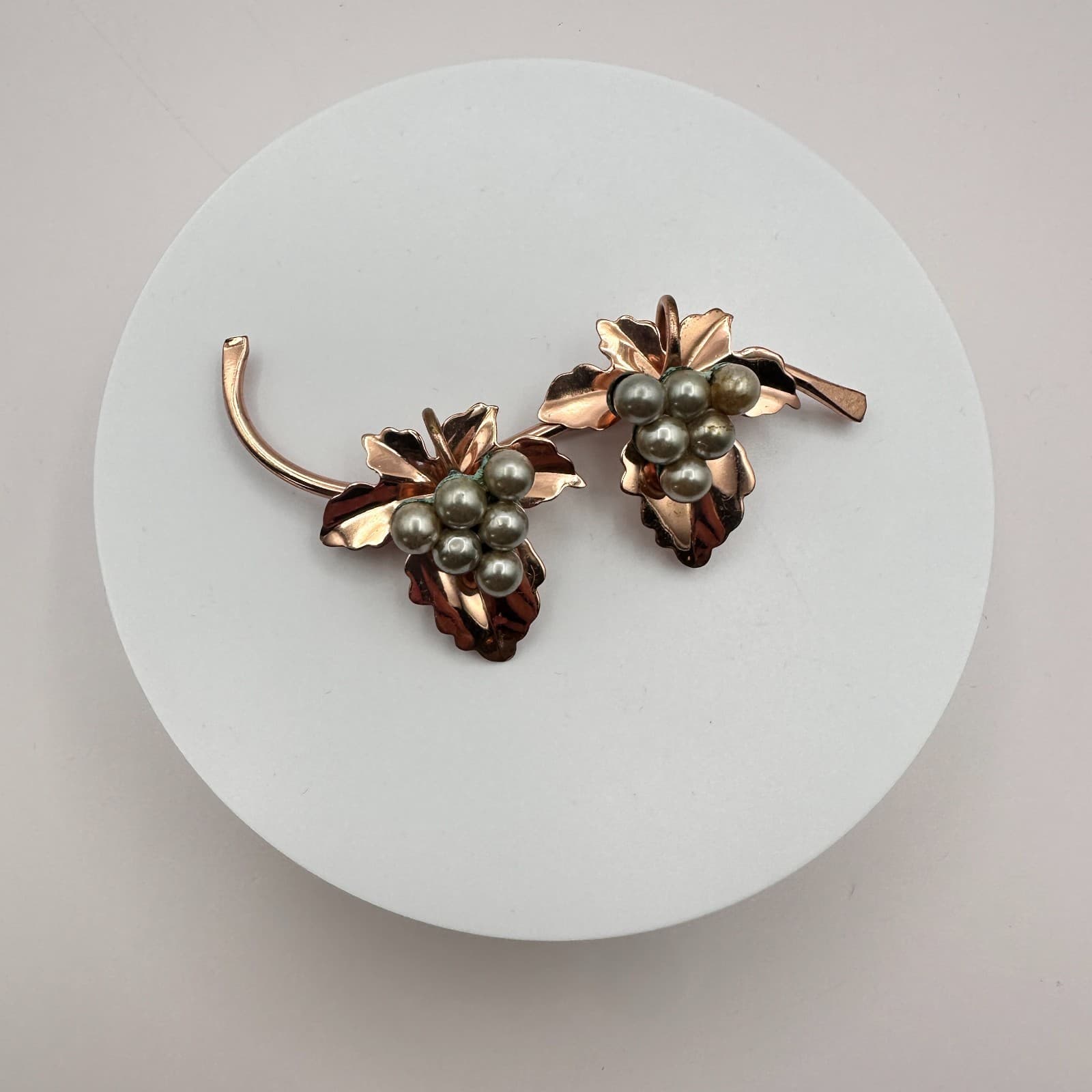 Vintage 90s Rose Gold Tone Grey Pearl Grape Leaf Brooch Pin Classic Jewelry - Thumbnail 3