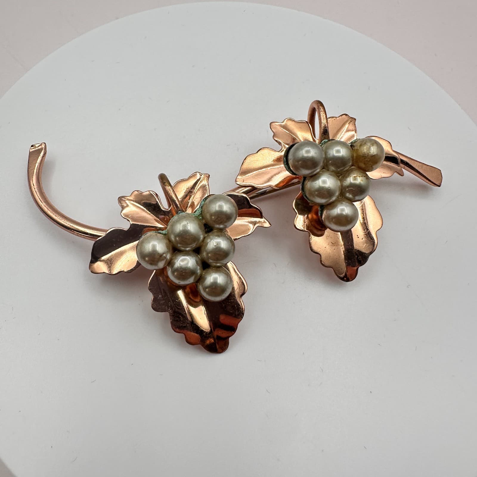 Vintage 90s Rose Gold Tone Grey Pearl Grape Leaf Brooch Pin Classic Jewelry