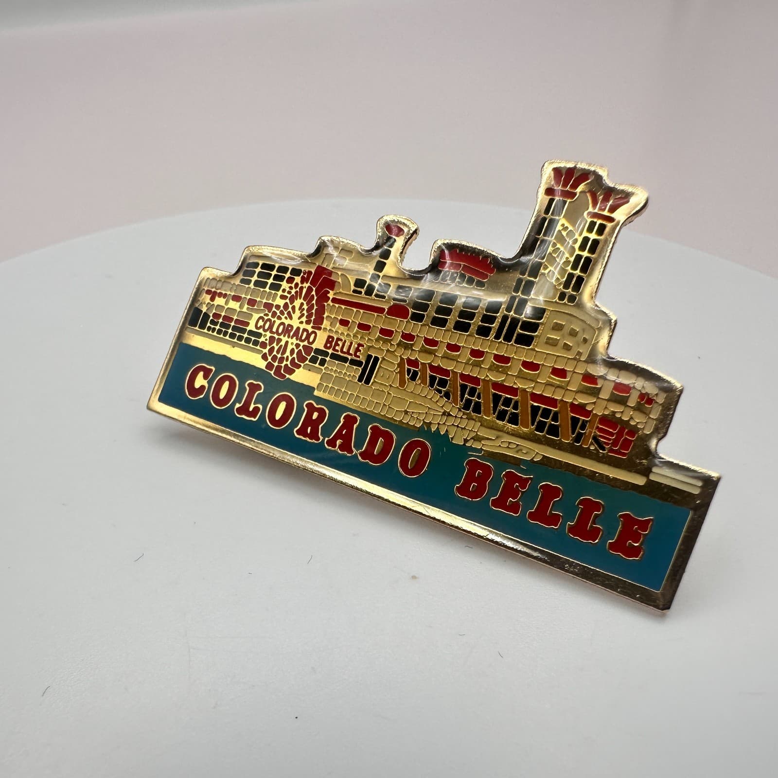 Vintage Y2K Gold Tone Colorado Belle Hotel Riverboat Enamel Lapel Pin Jewelry - Thumbnail 5