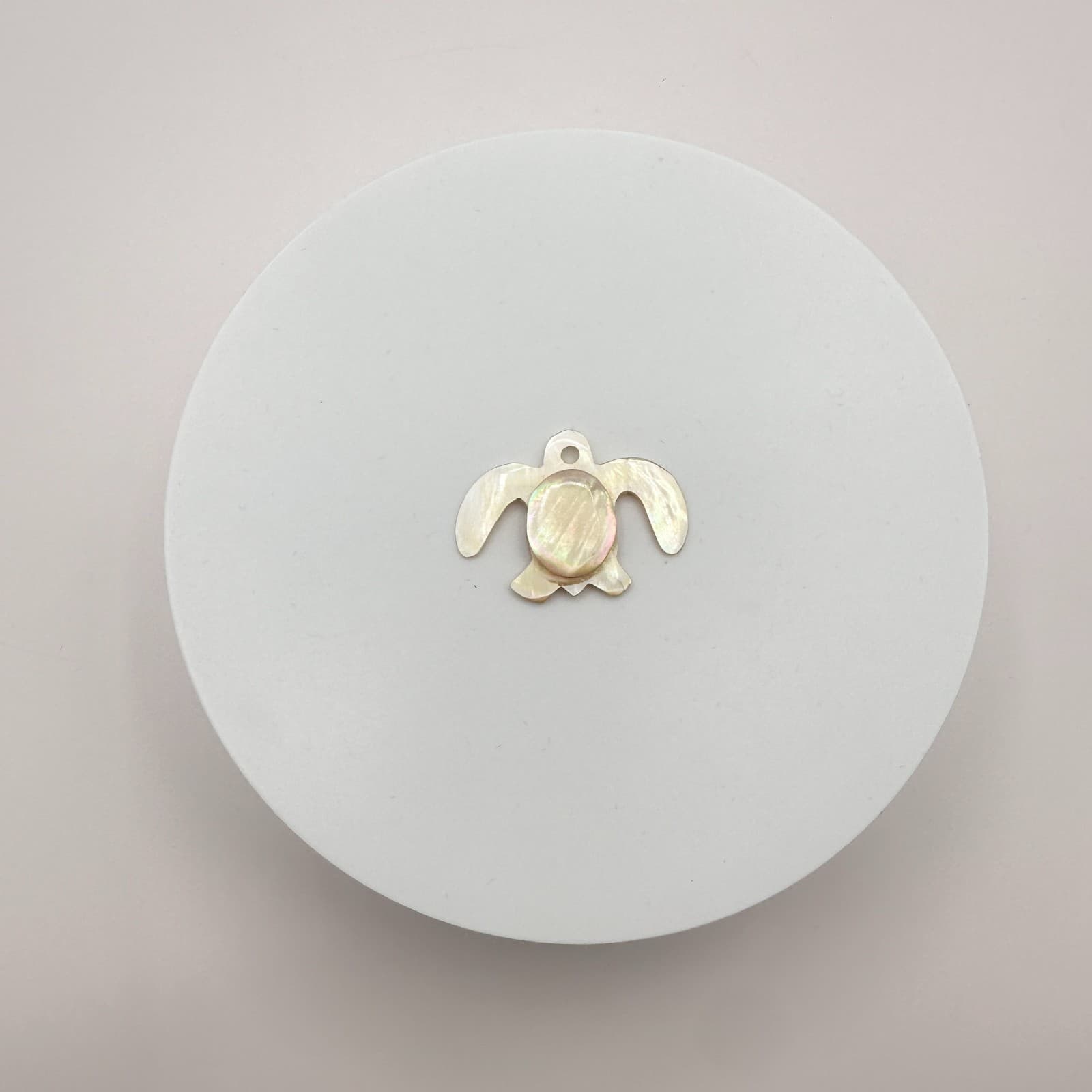 Vintage 90s Sea Turtle Pendant MOP Iridescent Cream Beachwear Fashion Jewelry - Thumbnail 2