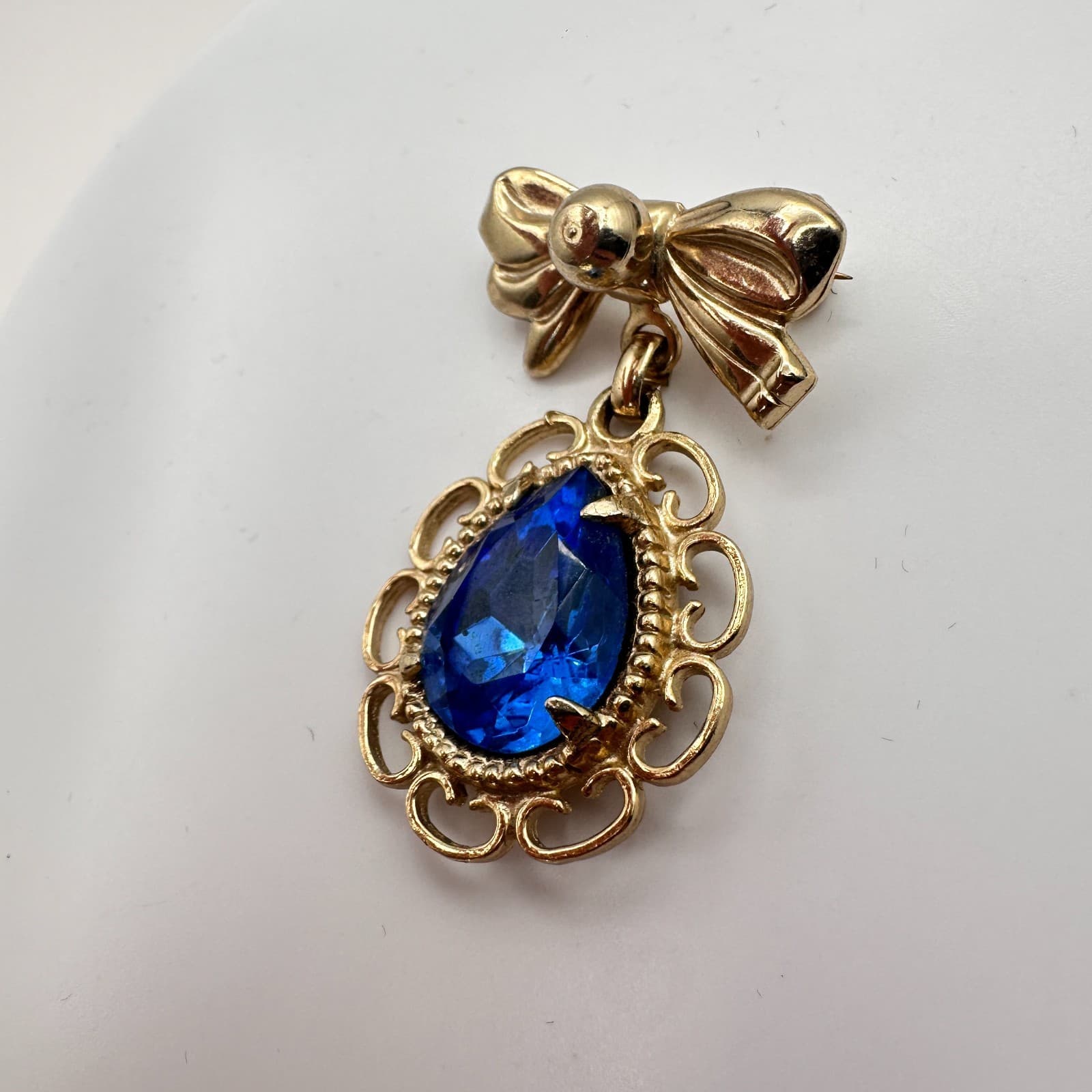 Vintage 90s Gold Tone Blue Pear Glass Bow Dangle Brooch Pin Fashion Jewelry - Thumbnail 5