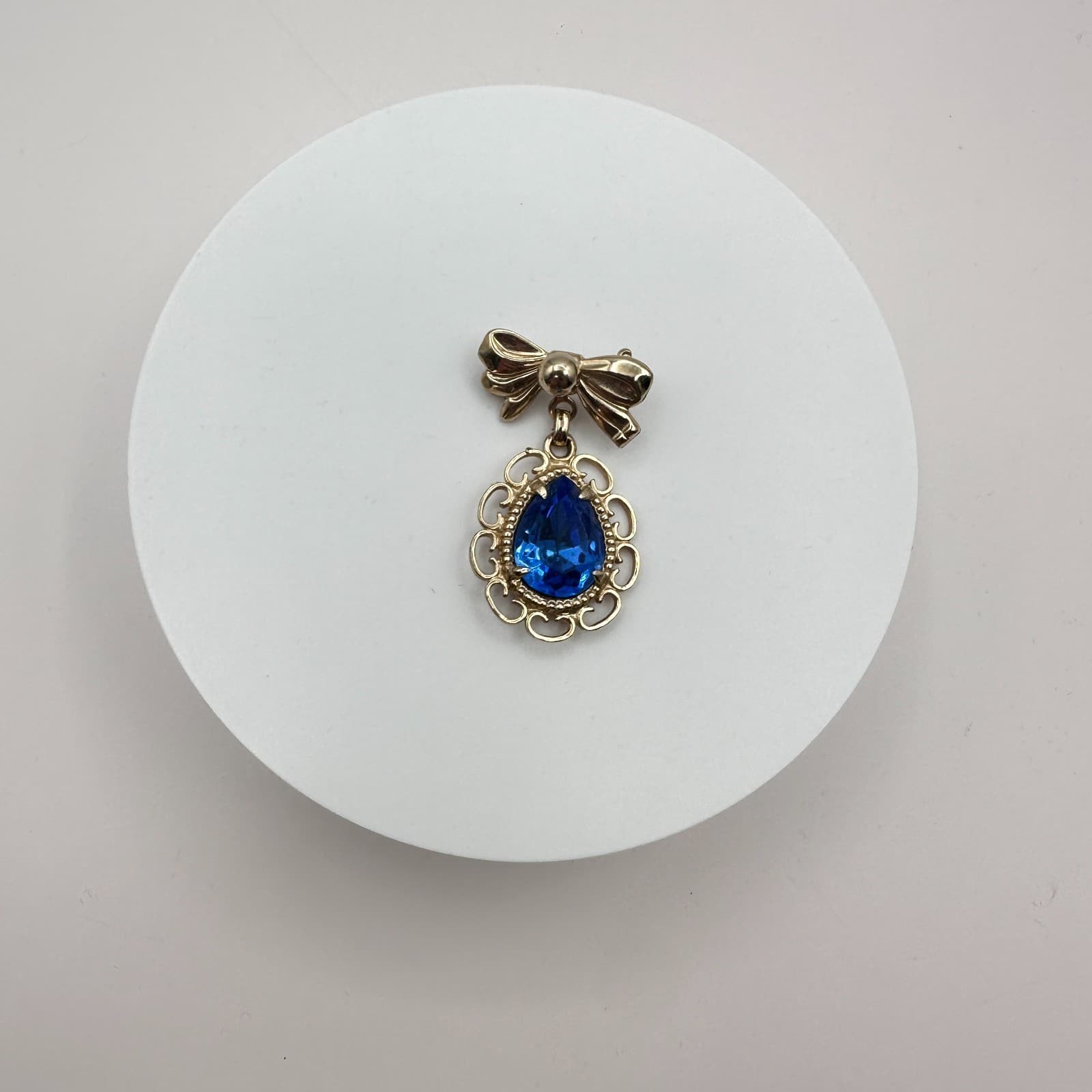 Vintage 90s Gold Tone Blue Pear Glass Bow Dangle Brooch Pin Fashion Jewelry - Thumbnail 2