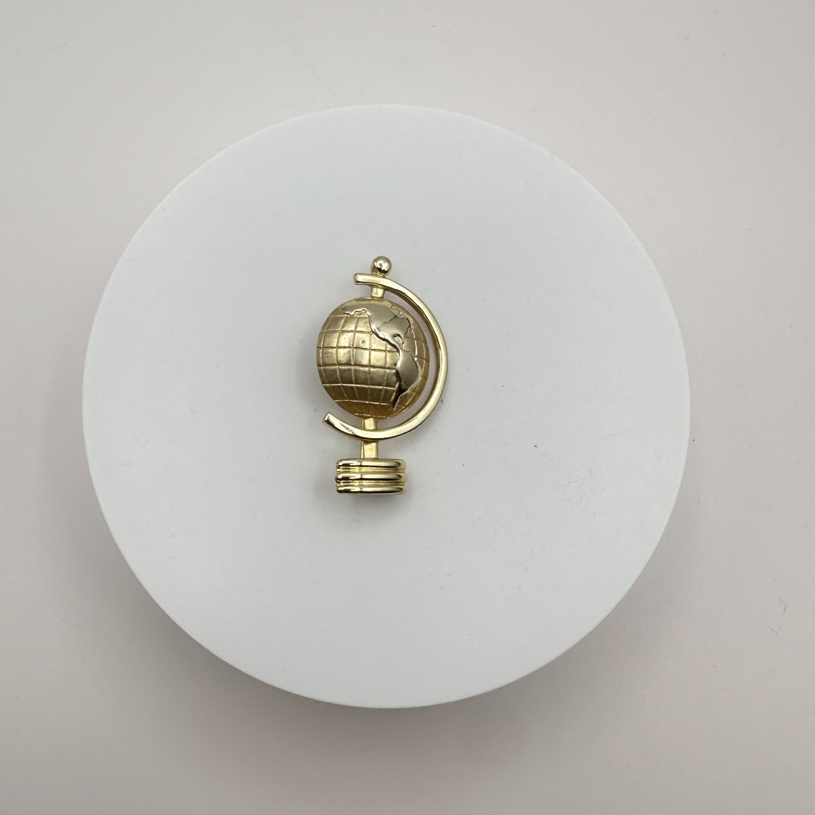 Vintage 80s 90s Gold Tone Globe Brooch Pin Travel Map Classic Fashion Jewelry - Thumbnail 2
