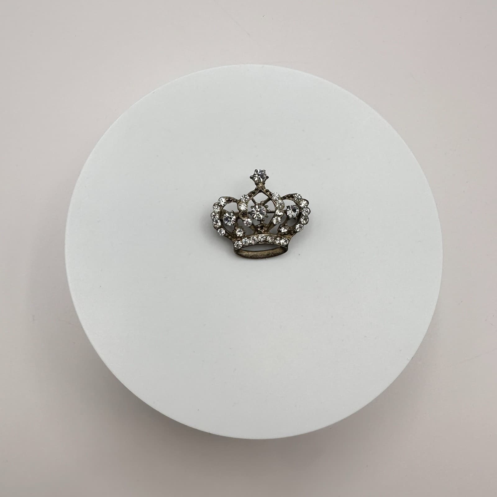 Vintage 80s White Glass Silver Tone Crown Brooch Pin Royal Regency Jewelry - Thumbnail 2