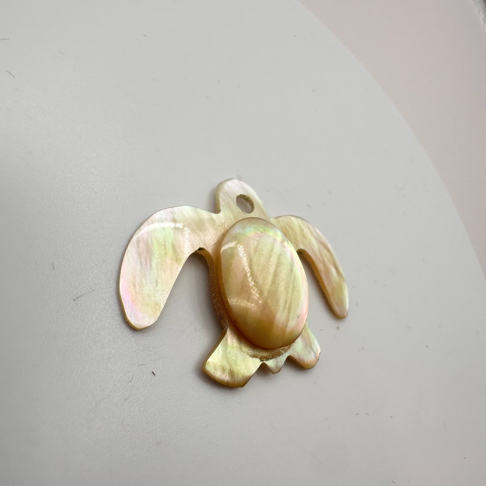 Vintage 90s Sea Turtle Pendant MOP Iridescent Cream Beachwear Fashion Jewelry - Thumbnail 4