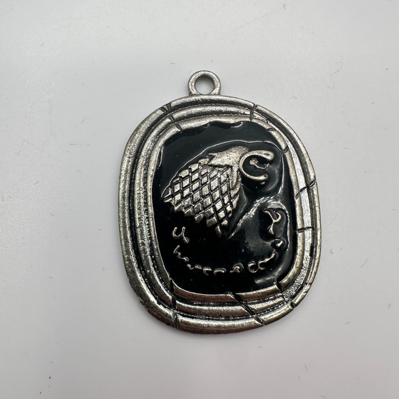 Vintage 90s Silver tone Black Stark Direwolf Pendant Unisex Classic Jewelry - Thumbnail 4