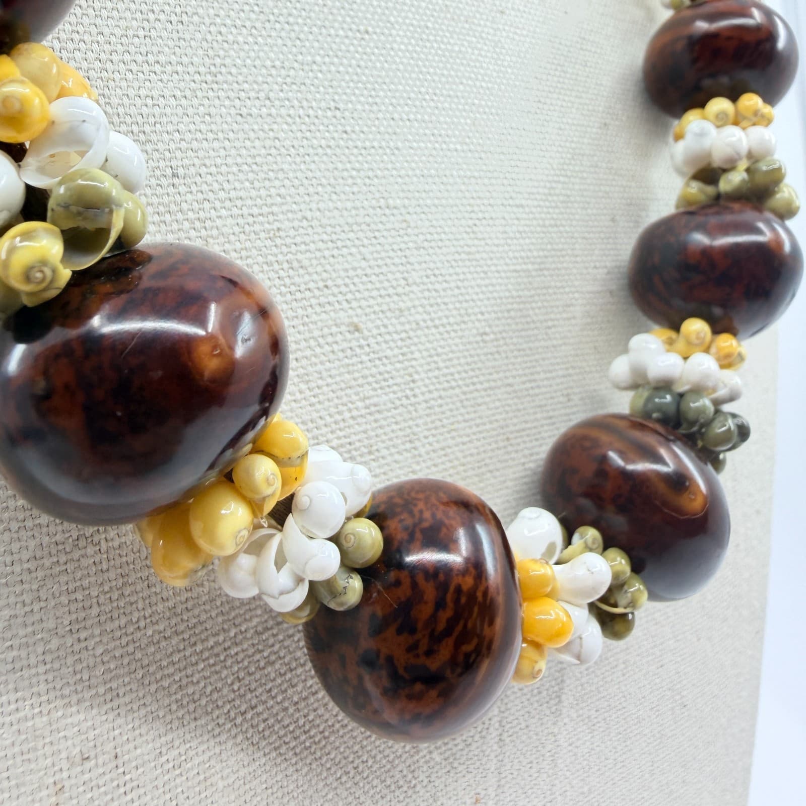 Vintage Chunky Brown Marbled Acrylic Bead Necklace Faux Shell Cluster Strand 90s - Thumbnail 3