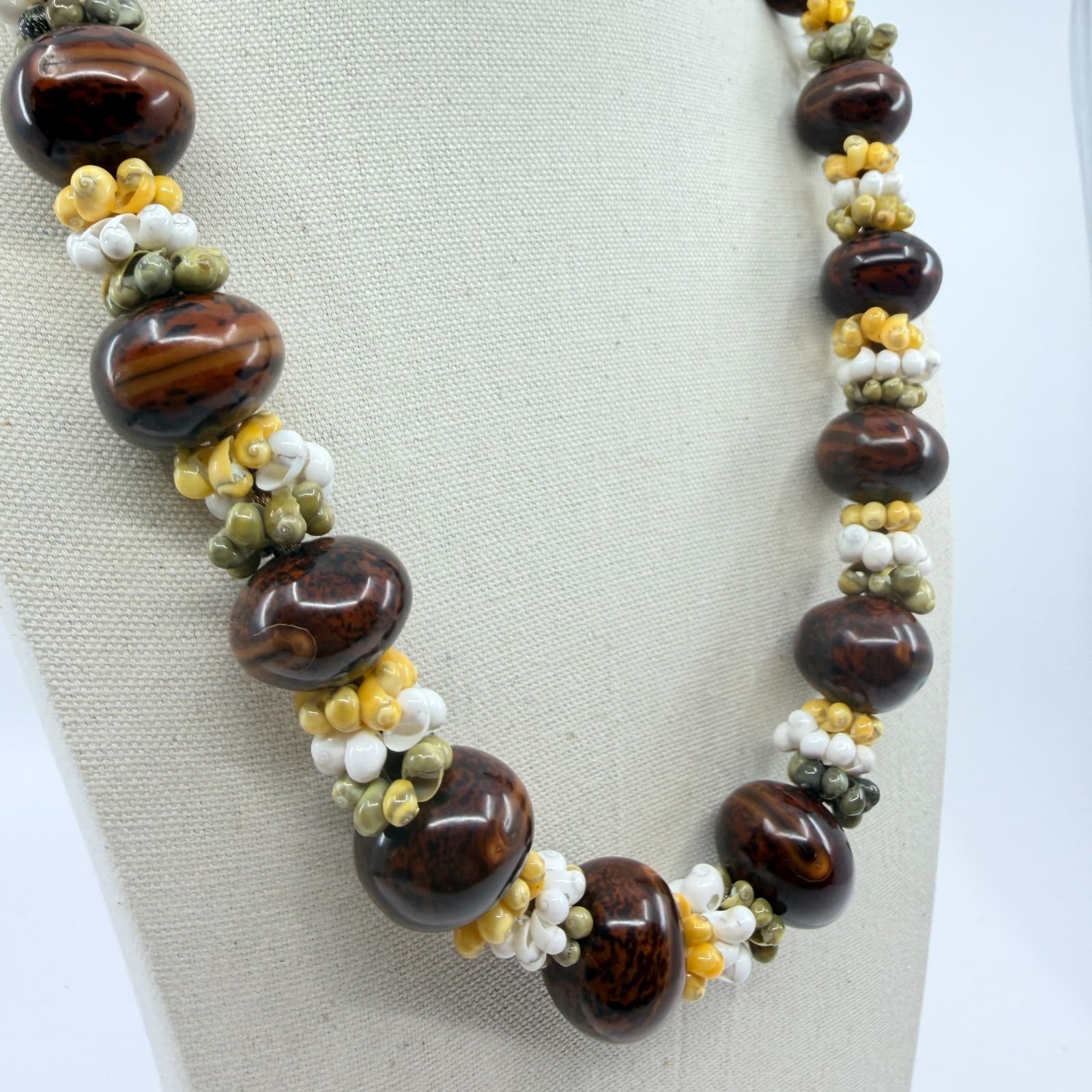 Vintage Chunky Brown Marbled Acrylic Bead Necklace Faux Shell Cluster Strand 90s - Thumbnail 4
