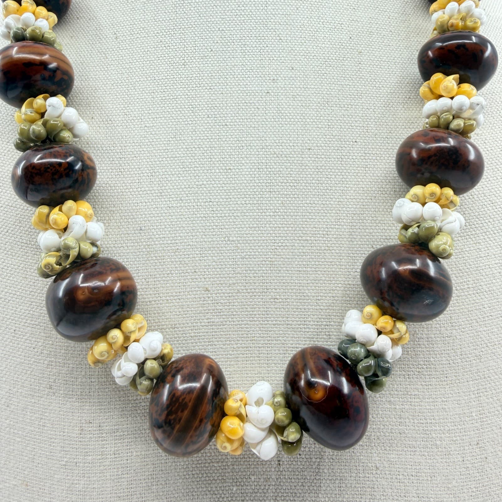 Vintage Chunky Brown Marbled Acrylic Bead Necklace Faux Shell Cluster Strand 90s - Thumbnail 2