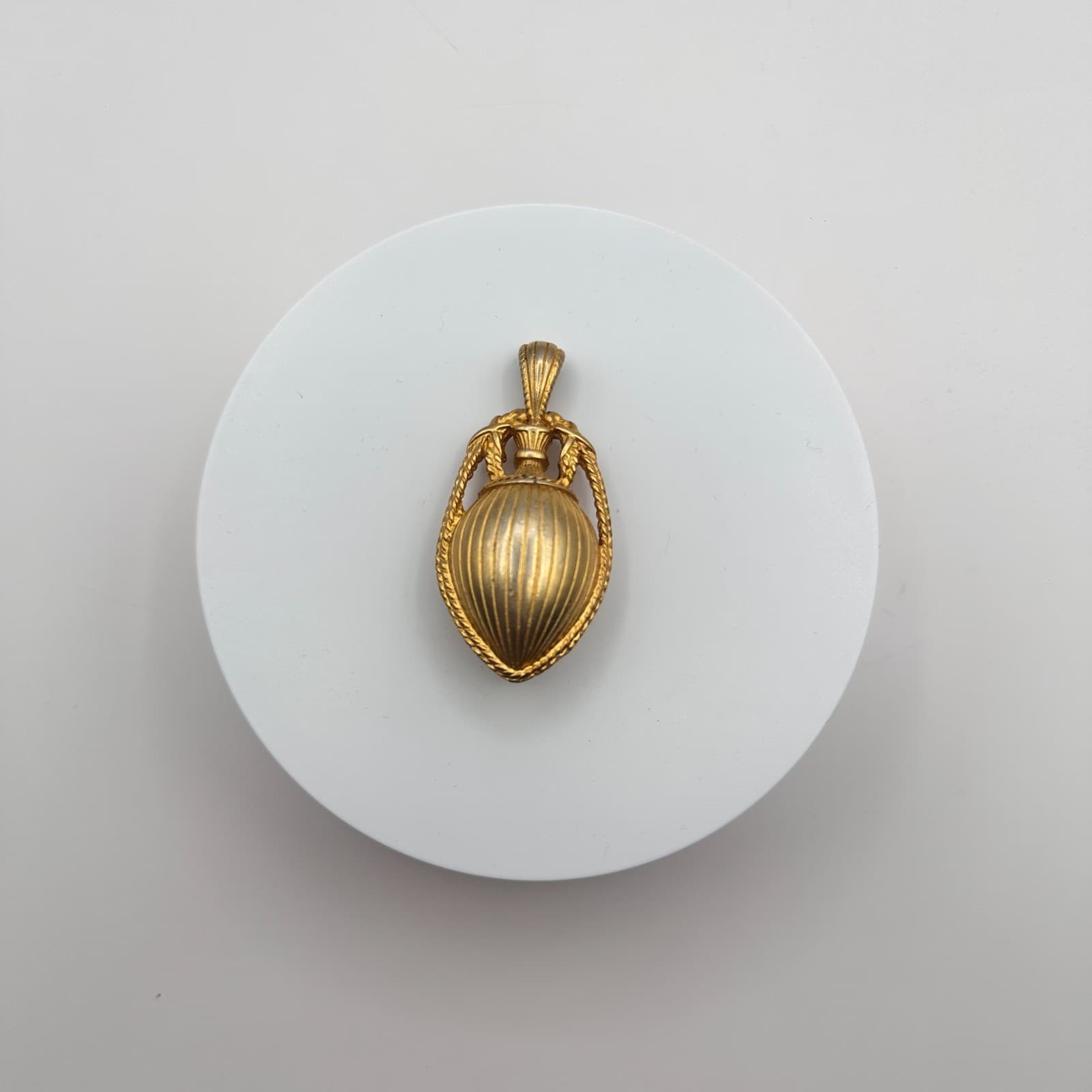 Vintage 80s Gold Tone Amphora Pendant Statement Women's Classic Fashion Jewelry - Thumbnail 2