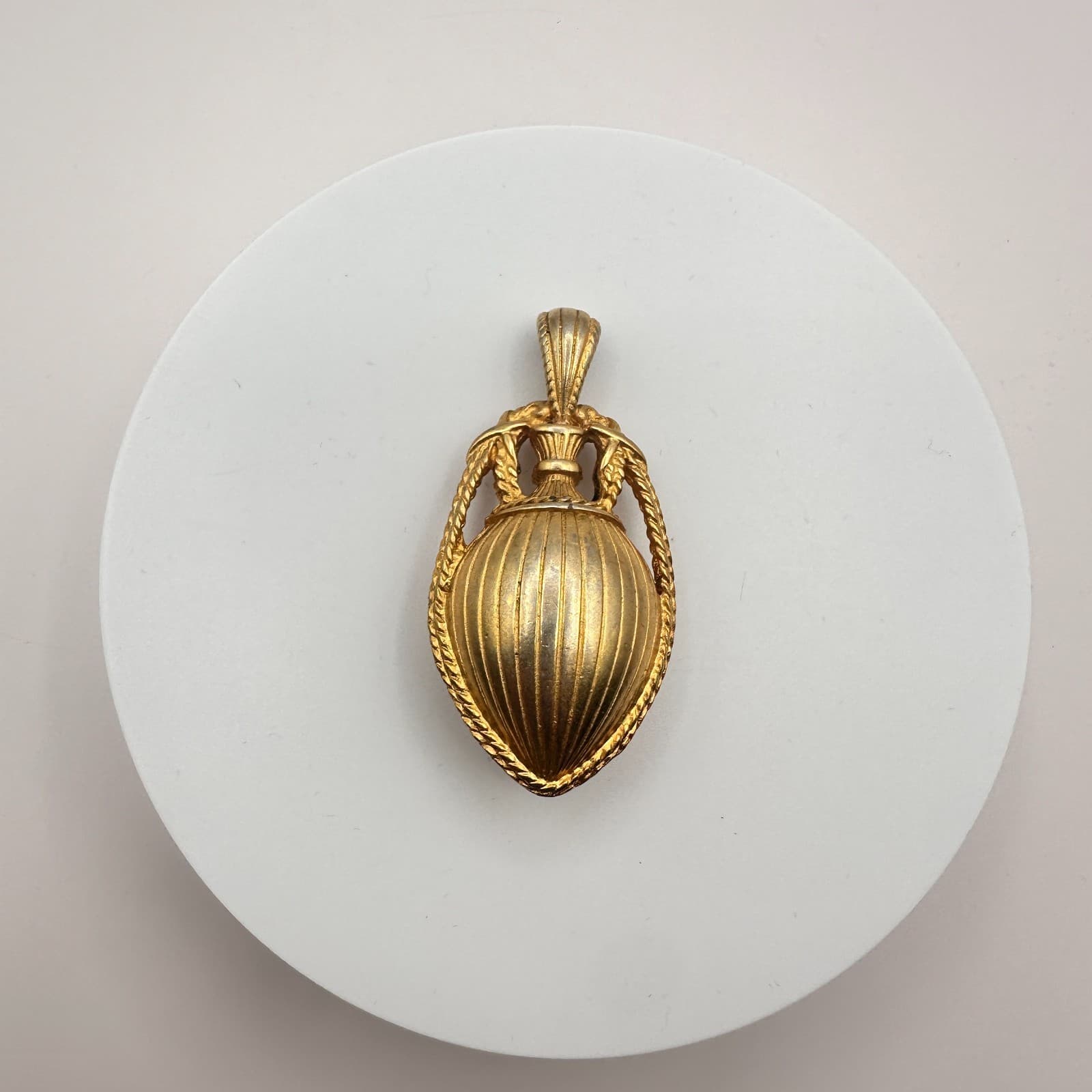 Vintage 80s Gold Tone Amphora Pendant Statement Women's Classic Fashion Jewelry - Thumbnail 3