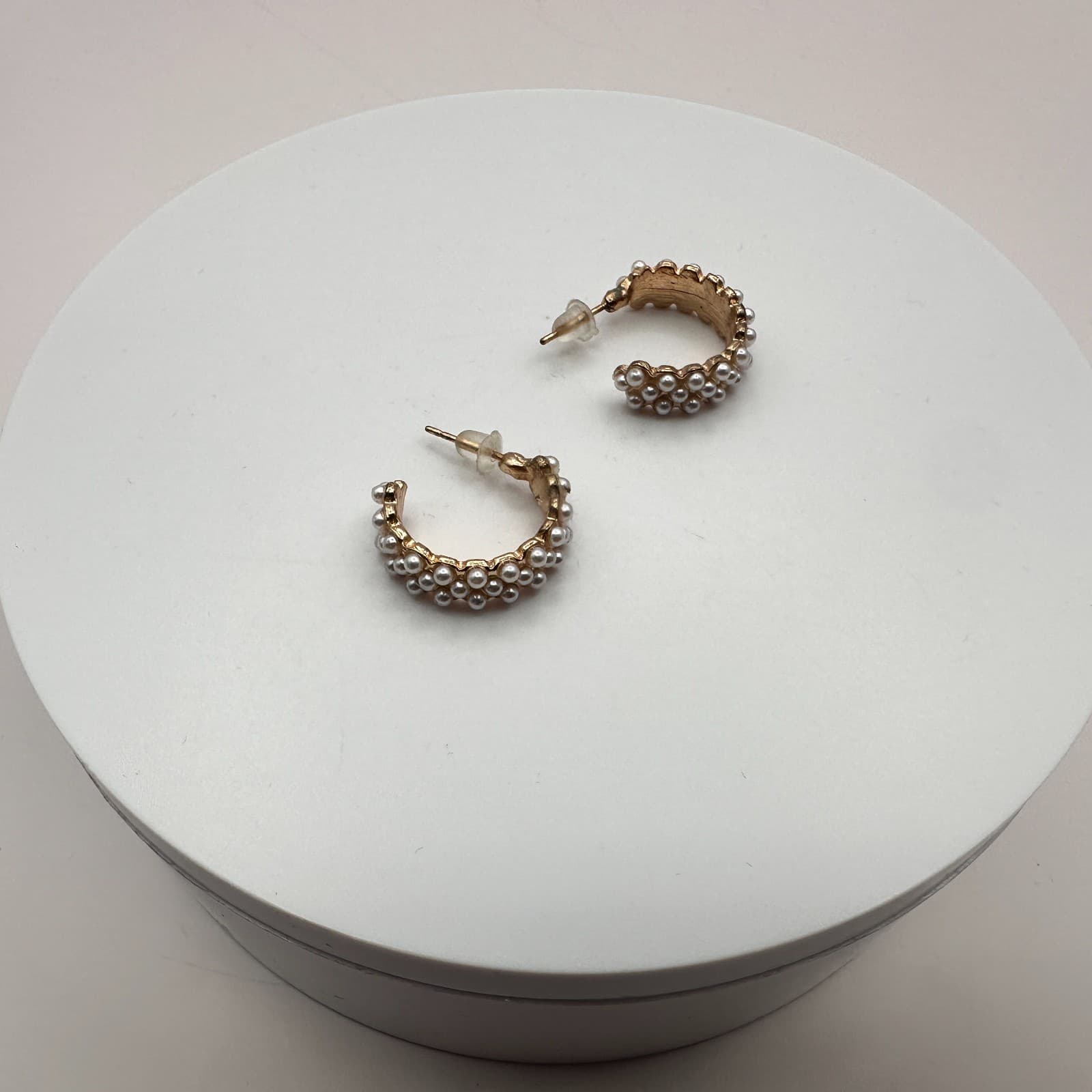 Vintage Y2K Gold Tone White Faux Pearl C-Shape Hoop Earrings Classic Jewelry - Thumbnail 5