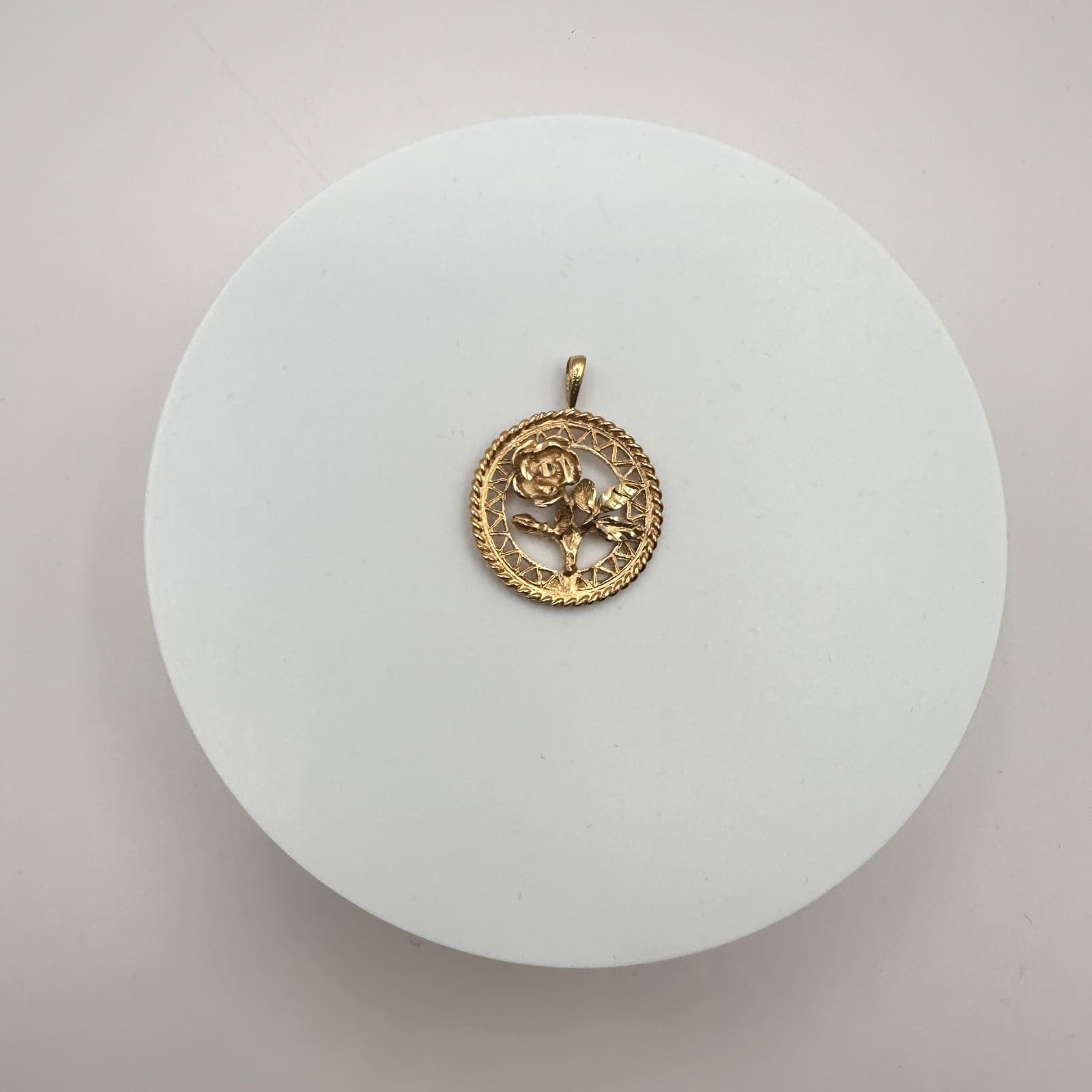 Vintage 90s Gold Tone Rose Flower Circle Pendant Diamond Cut Textured Jewelry - Thumbnail 2