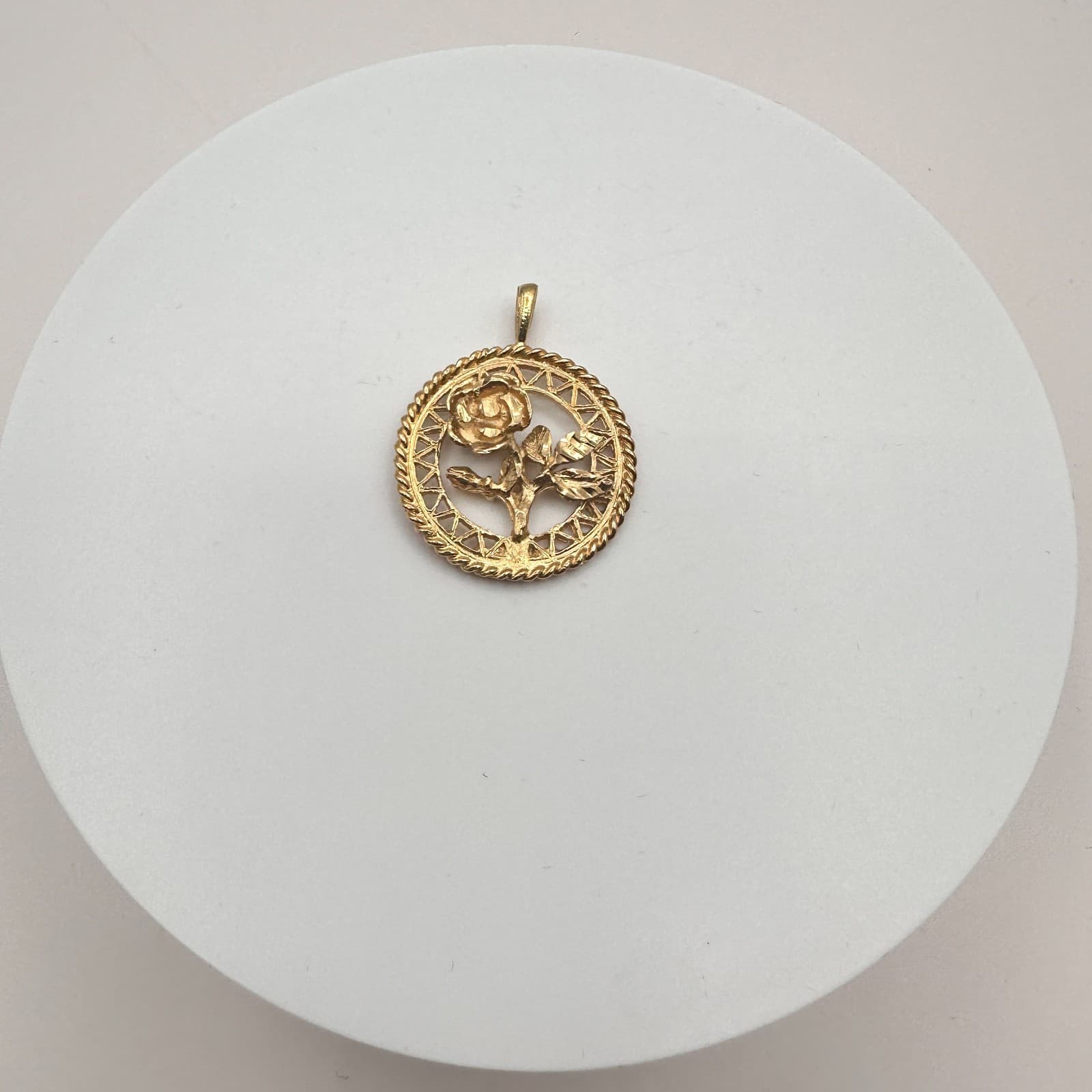 Vintage 90s Gold Tone Rose Flower Circle Pendant Diamond Cut Textured Jewelry - Thumbnail 6