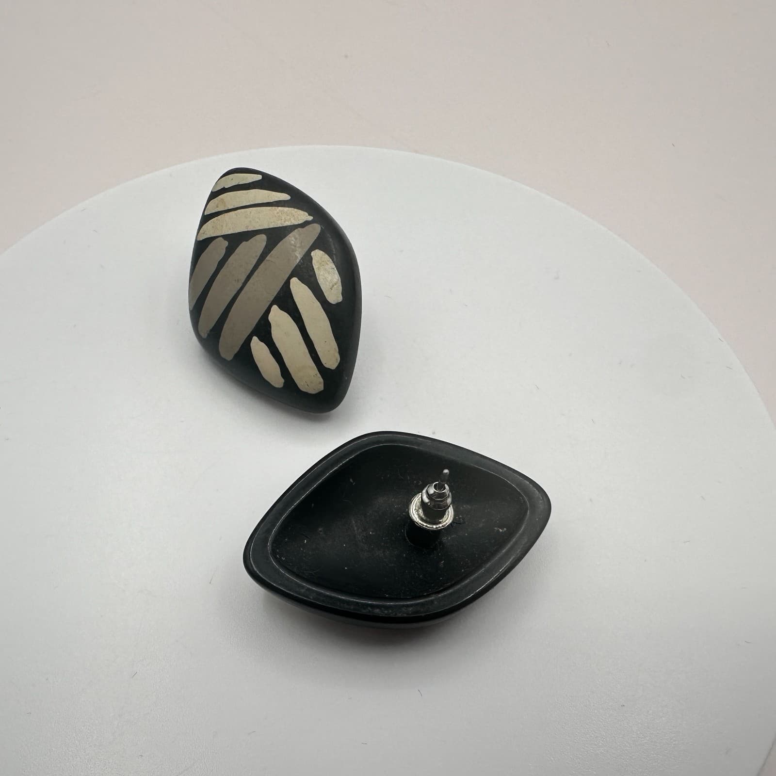 Vintage Y2K Silver Tone Black Beige Abstract Painted Oval Stud Earrings Jewelry - Thumbnail 4