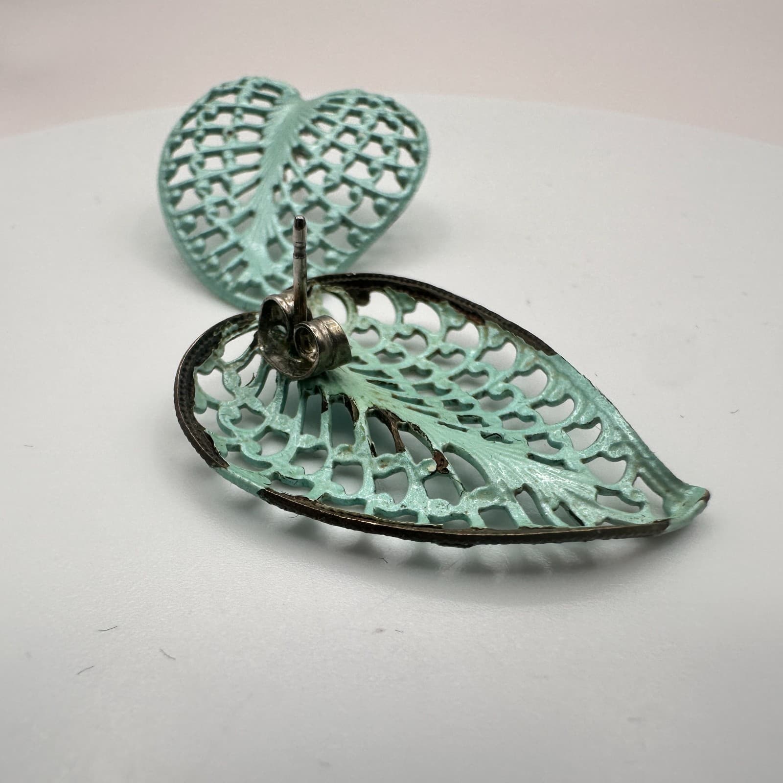 Vintage 90s Brass Tone Leaf Earrings Verdigris Green Patina Studs Jewelry - Thumbnail 5