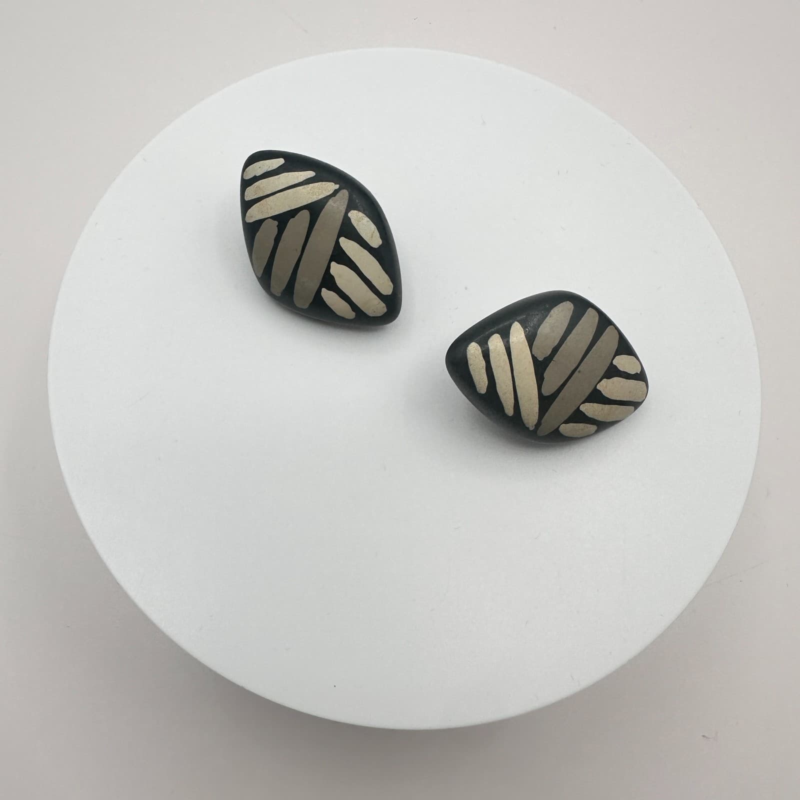 Vintage Y2K Silver Tone Black Beige Abstract Painted Oval Stud Earrings Jewelry - Thumbnail 2