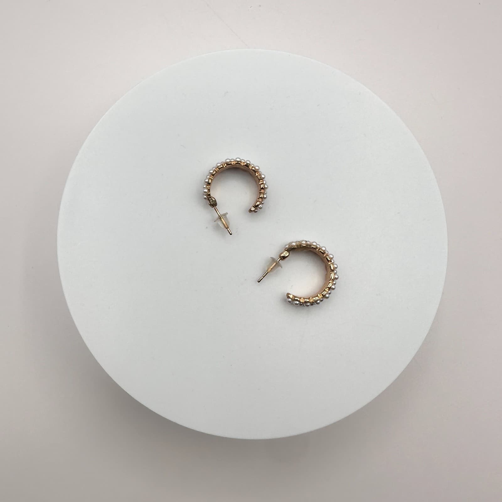 Vintage Y2K Gold Tone White Faux Pearl C-Shape Hoop Earrings Classic Jewelry - Thumbnail 3