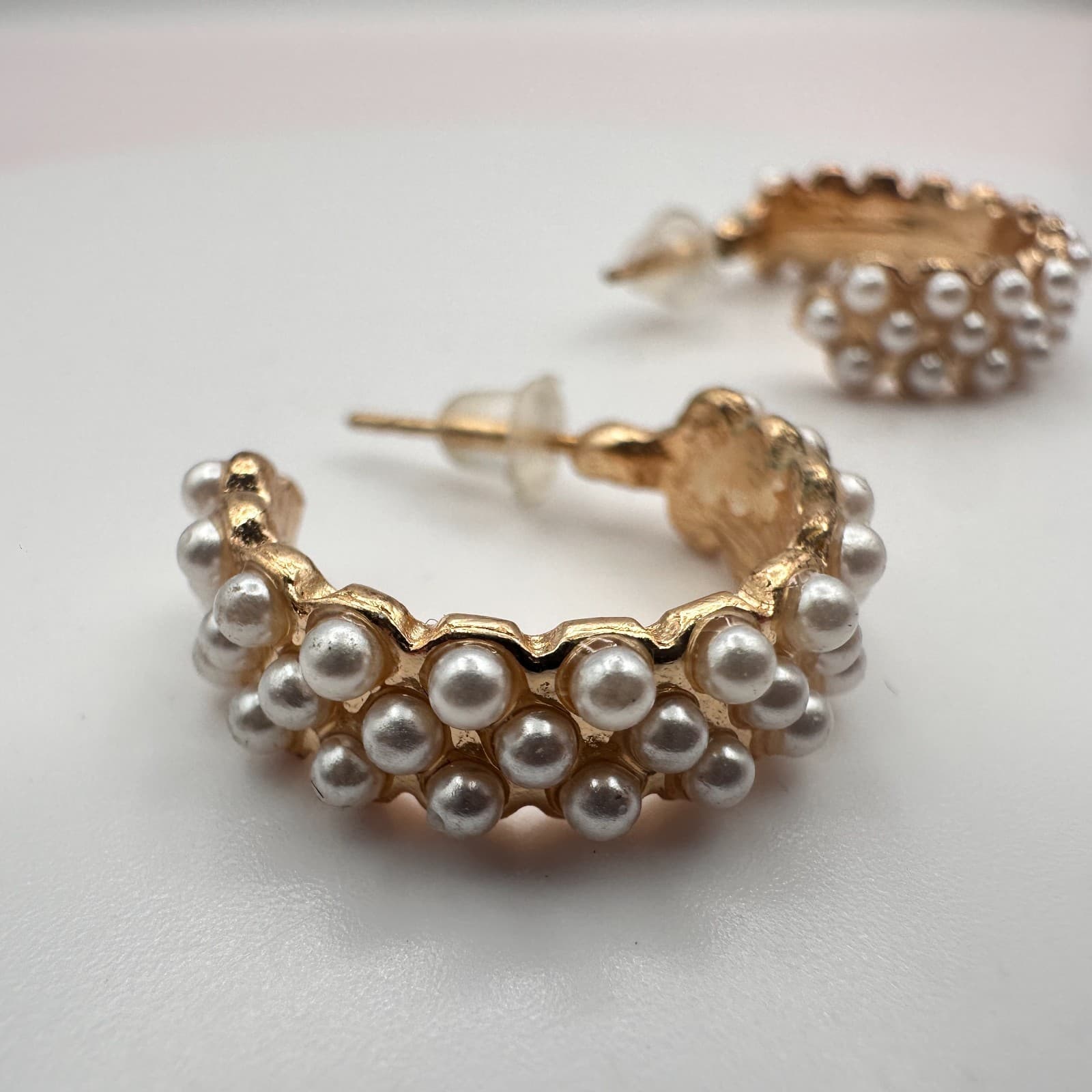Vintage Y2K Gold Tone White Faux Pearl C-Shape Hoop Earrings Classic Jewelry - Thumbnail 4