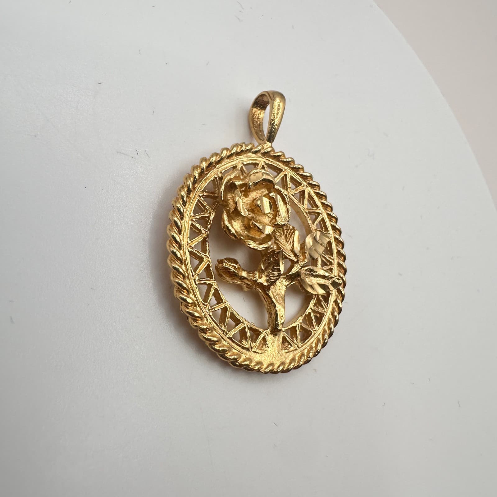 Vintage 90s Gold Tone Rose Flower Circle Pendant Diamond Cut Textured Jewelry - Thumbnail 5