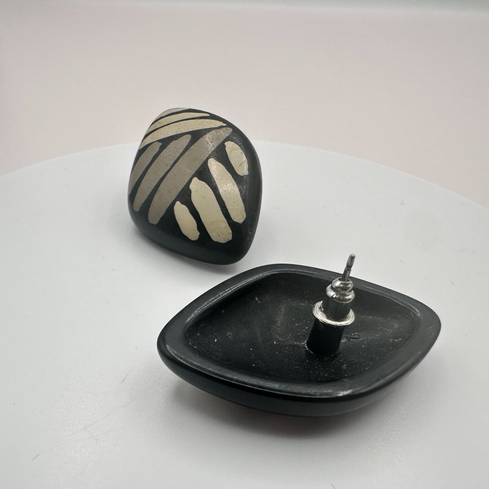 Vintage Y2K Silver Tone Black Beige Abstract Painted Oval Stud Earrings Jewelry - Thumbnail 3