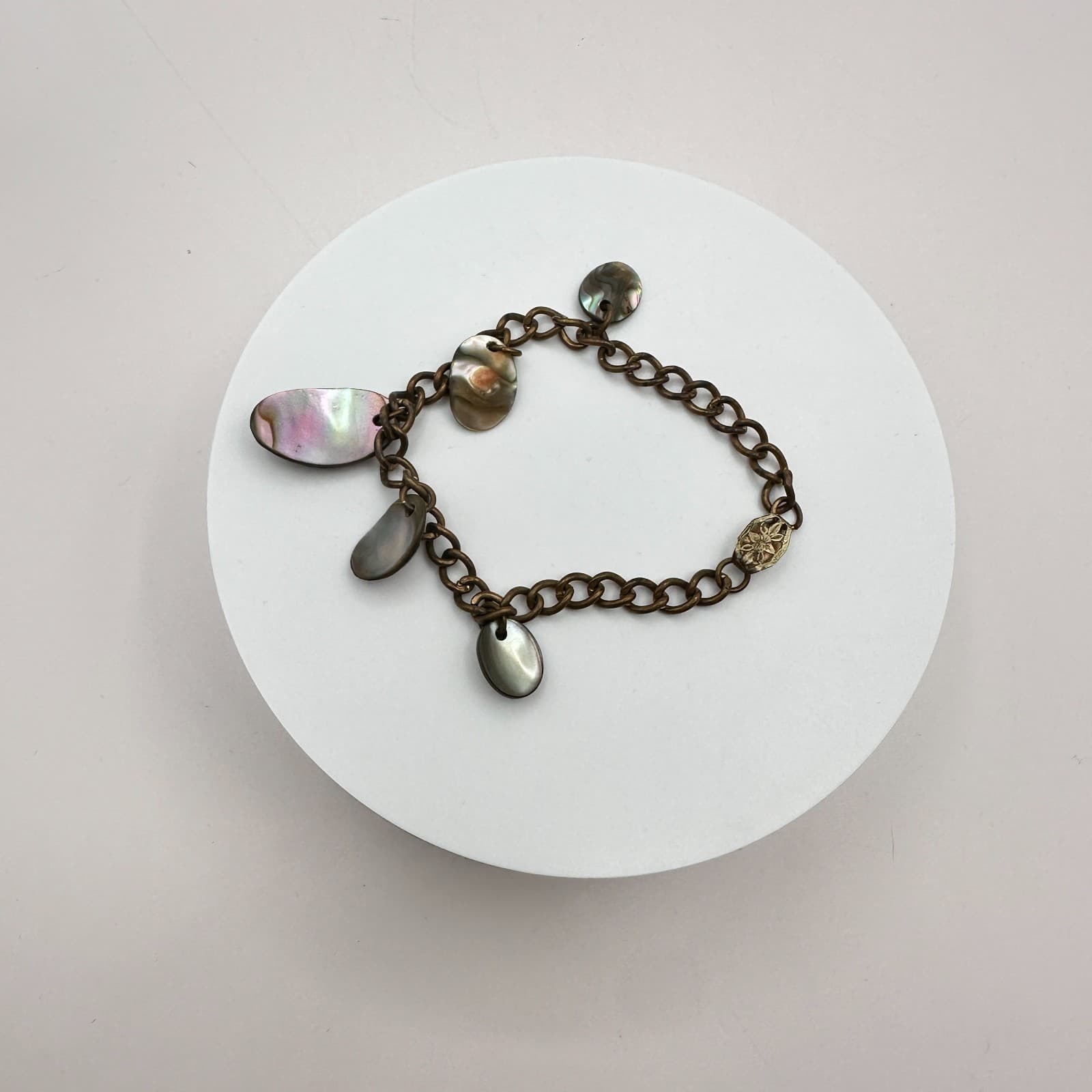 Vintage 90s Iridescent Abalone Shell Charm Curb Chain Bracelet Classic Jewelry - Thumbnail 2