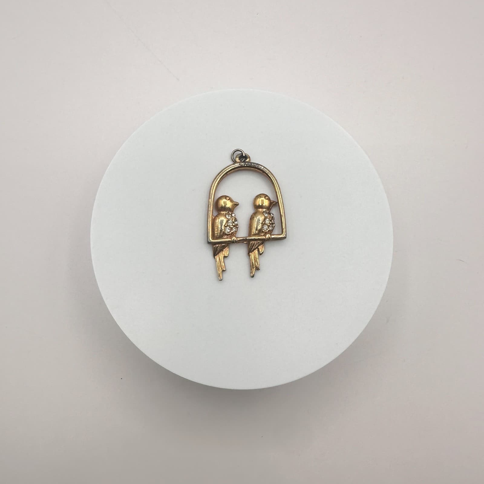 Vintage 80s Gold Tone Love Birds on Perch Pendant Glass Accents Animal Jewelry - Thumbnail 2