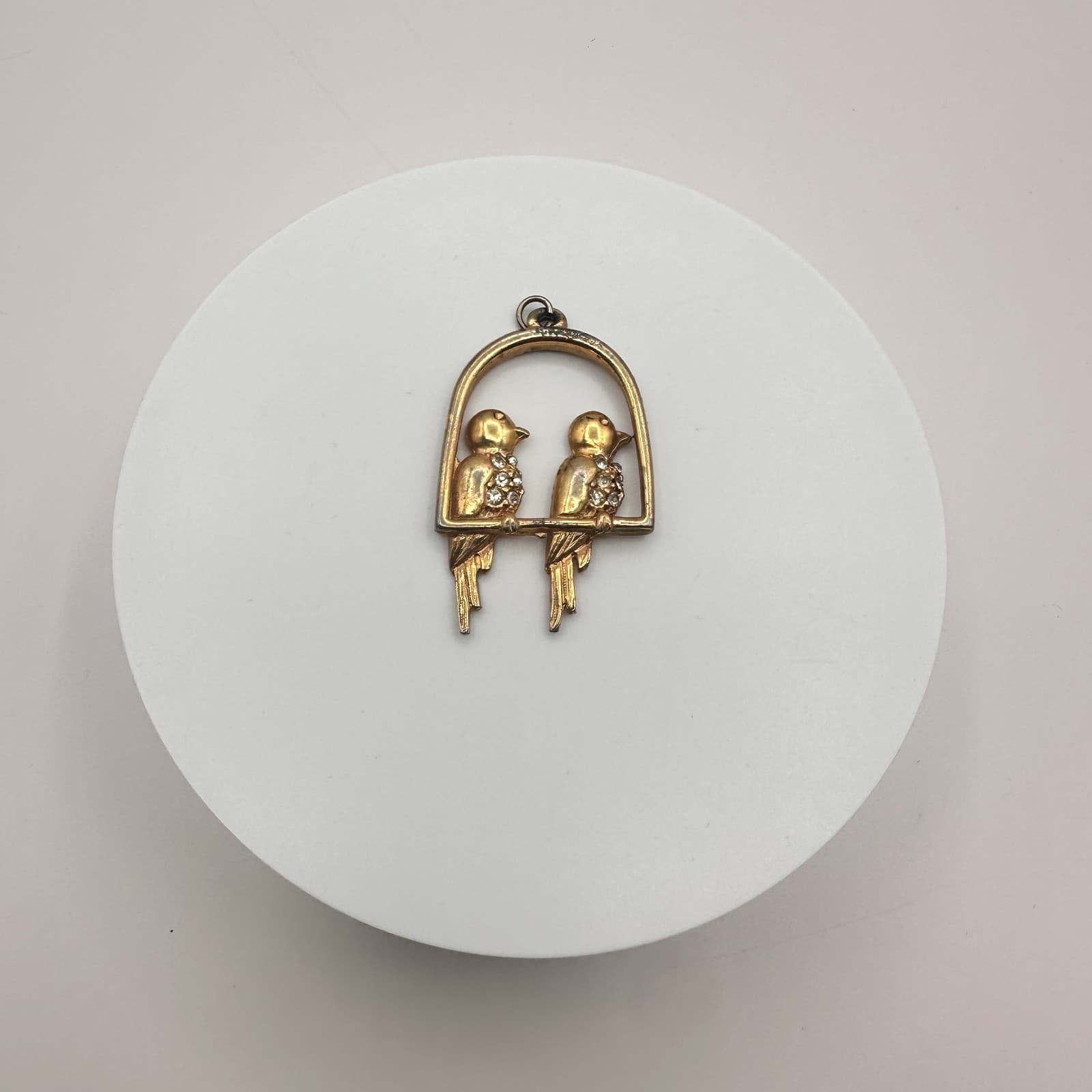 Vintage 80s Gold Tone Love Birds on Perch Pendant Glass Accents Animal Jewelry - Thumbnail 6