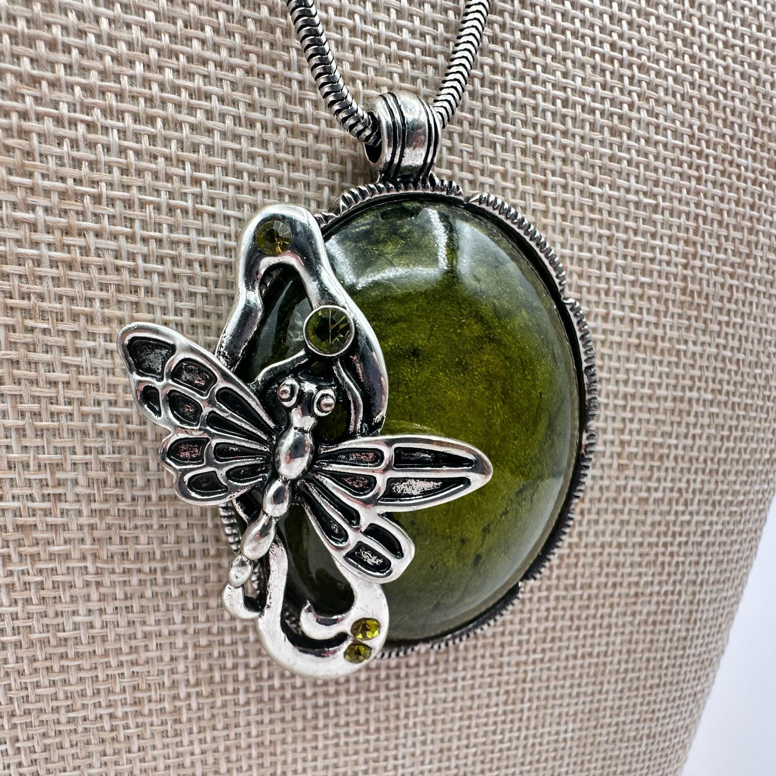 Vintage 90s Silver Tone Dragonfly Pendant Necklace Green Glass Boho Jewelry - Thumbnail 4