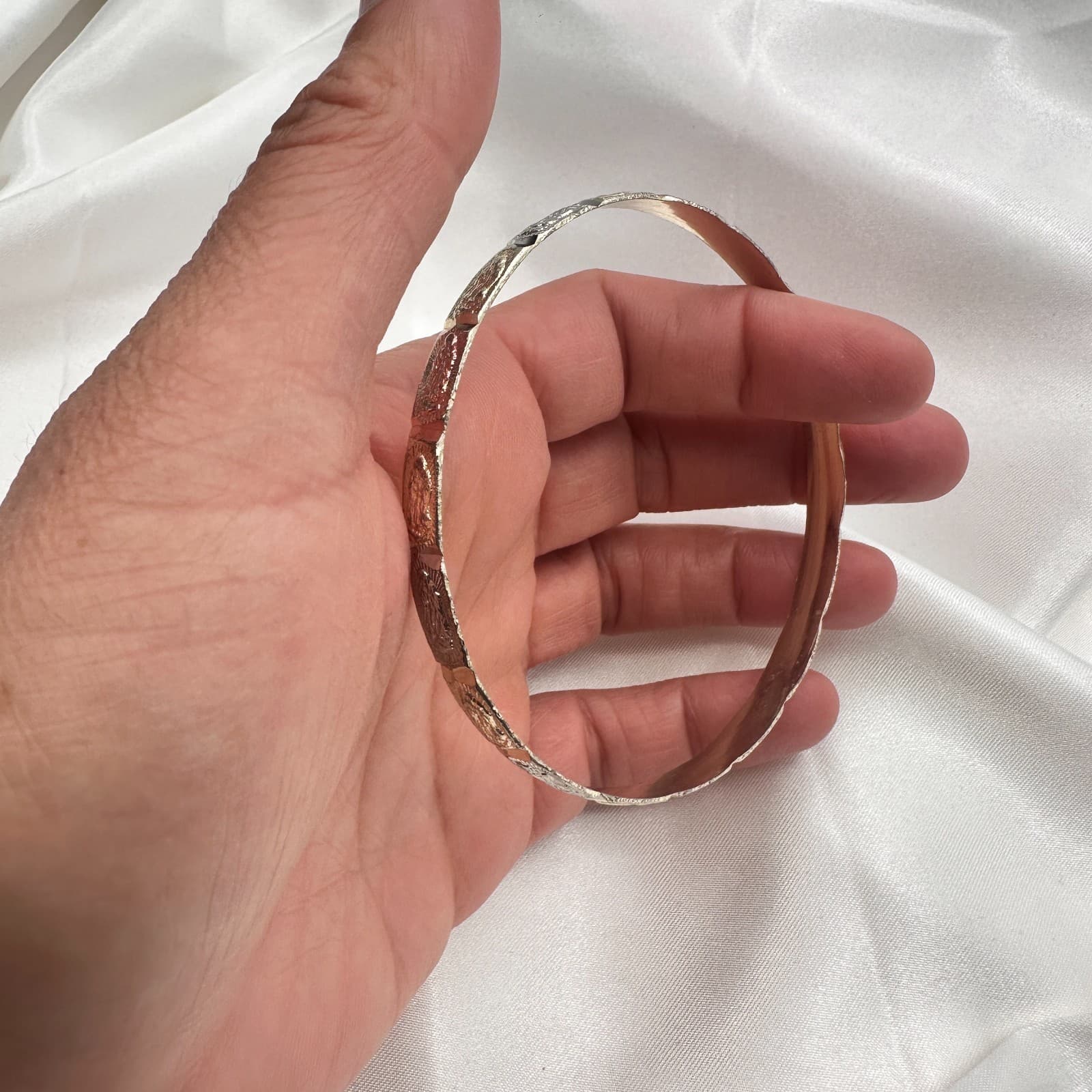 VTG Y2K Religious Virgin Mary Textured Bangle Women's Classic Fashion Jewelry - Thumbnail 9
