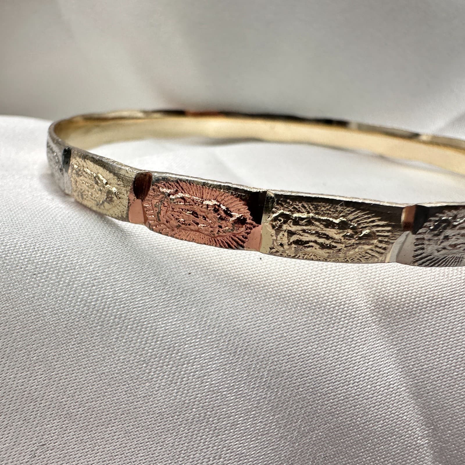 VTG Y2K Religious Virgin Mary Textured Bangle Women's Classic Fashion Jewelry - Thumbnail 4