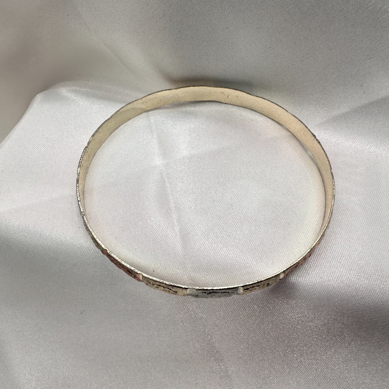 VTG Y2K Religious Virgin Mary Textured Bangle Women's Classic Fashion Jewelry - Thumbnail 2
