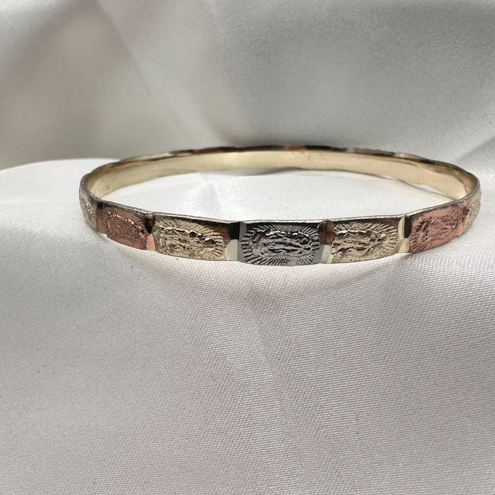 VTG Y2K Religious Virgin Mary Textured Bangle Women's Classic Fashion Jewelry - Thumbnail 3