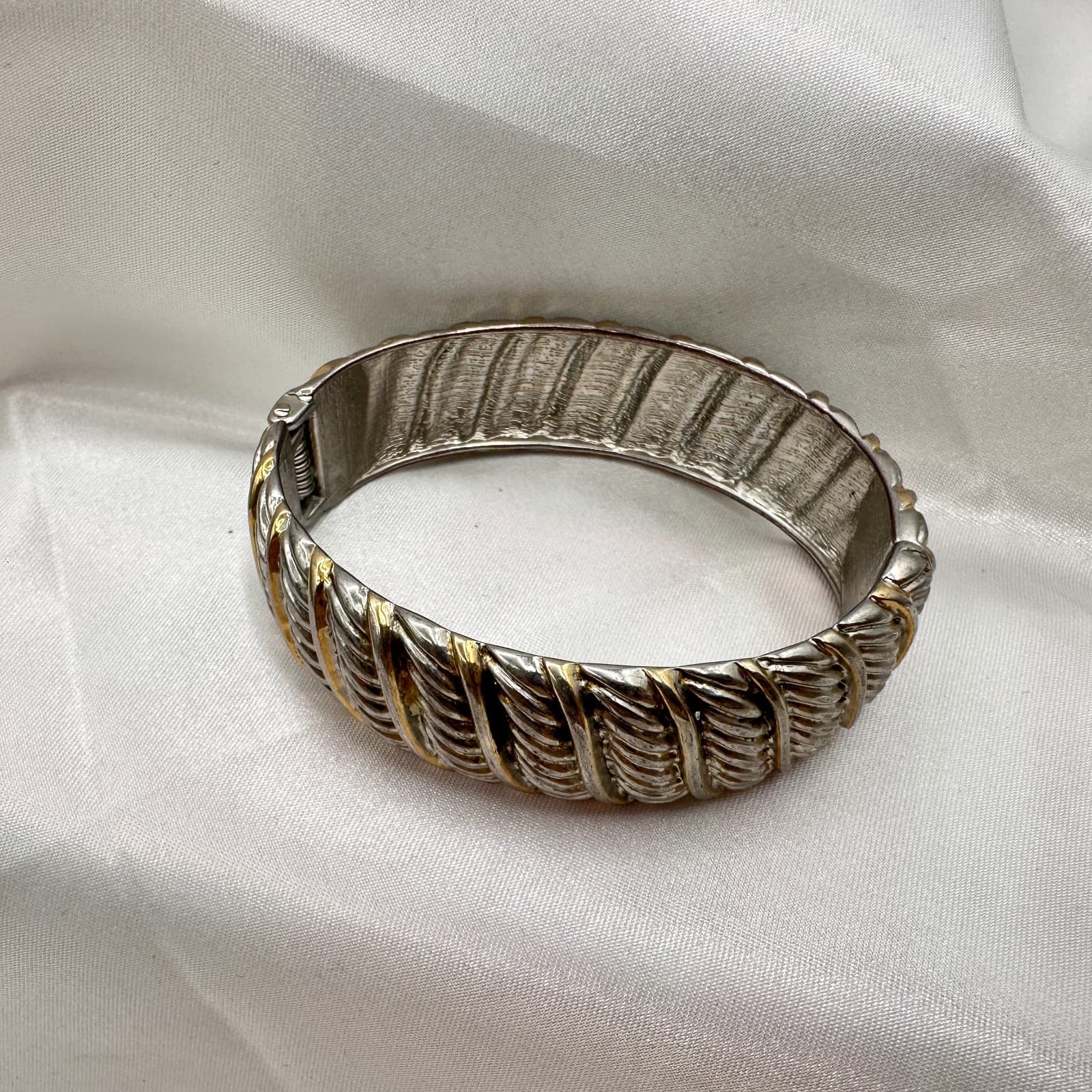 Vintage 80s Silver Tone Twisted Cable Bangle Bracelet Chunky Fashion Jewelry - Thumbnail 2