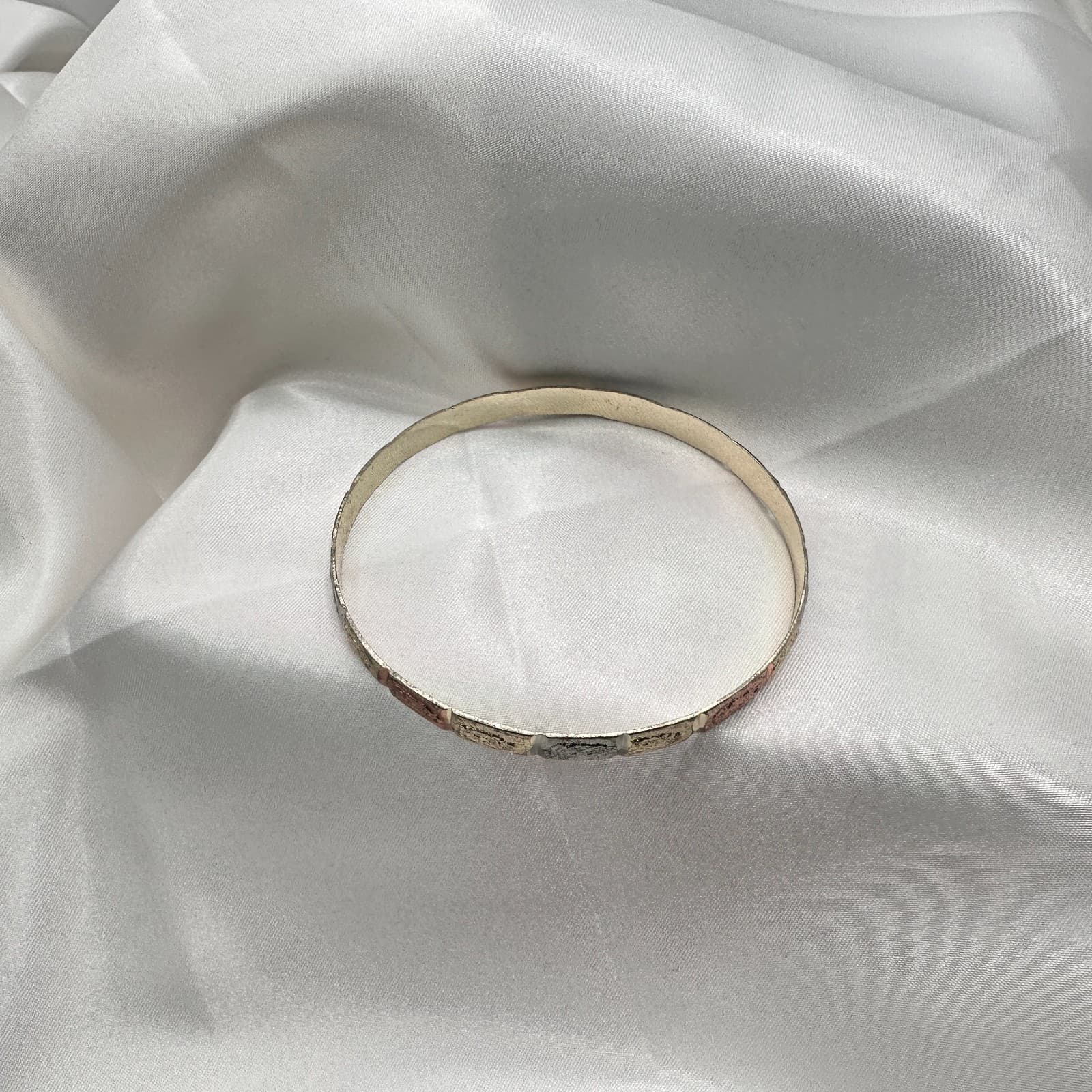 VTG Y2K Religious Virgin Mary Textured Bangle Women's Classic Fashion Jewelry - Thumbnail 5