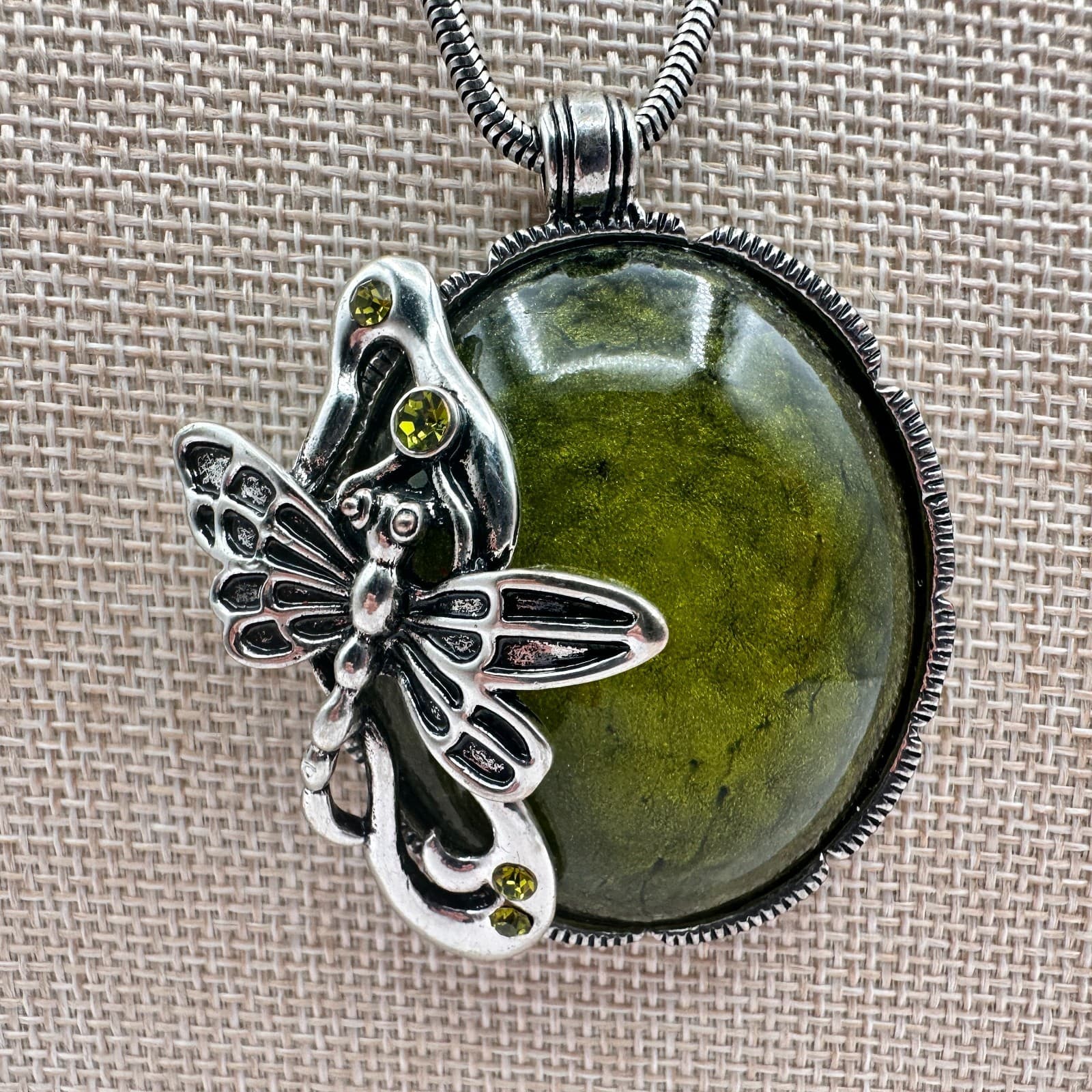 Vintage 90s Silver Tone Dragonfly Pendant Necklace Green Glass Boho Jewelry - Thumbnail 3