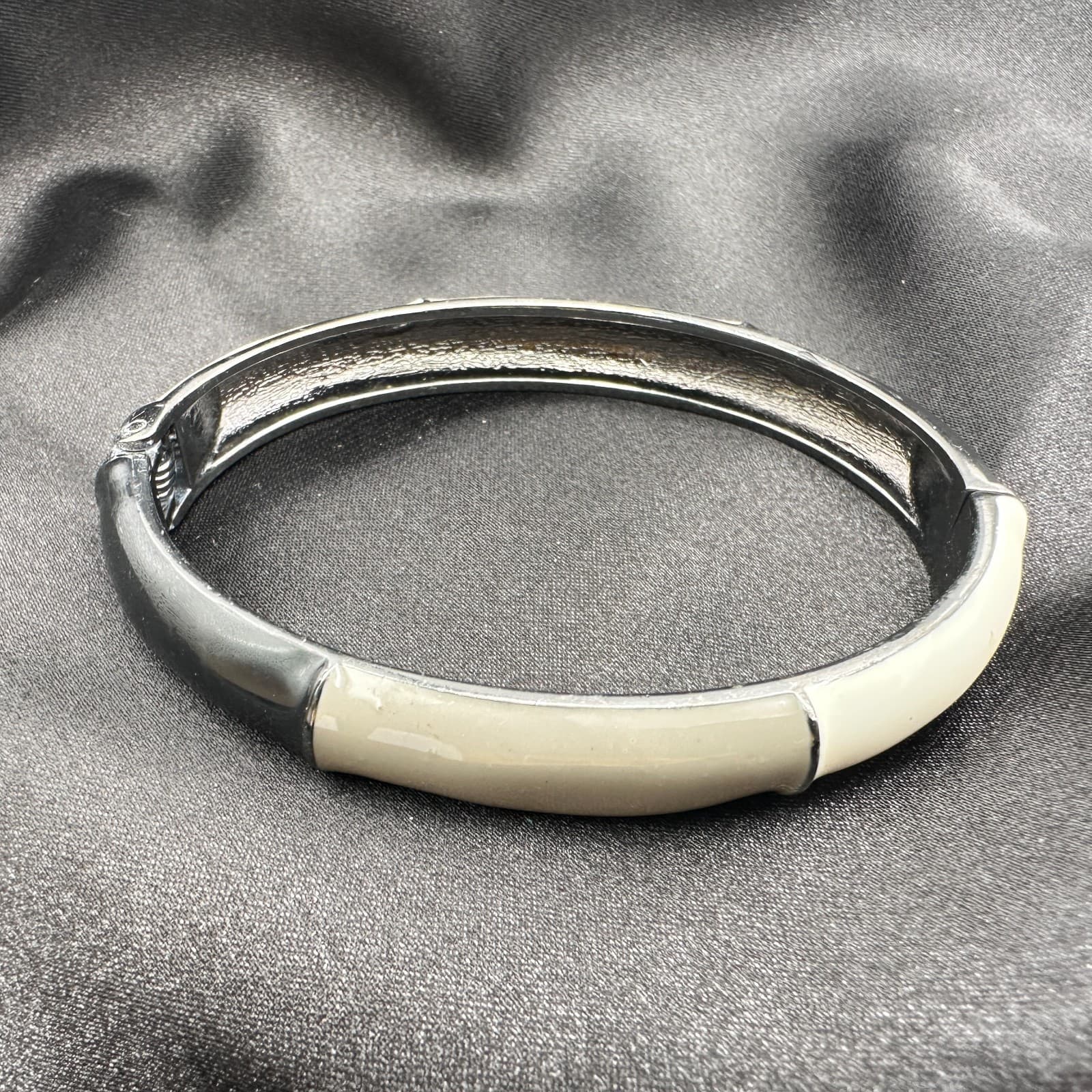 Vintage 90s Enamel Bangle Bracelet Hinge Geometric Fashion Women's Jewelry - Thumbnail 2