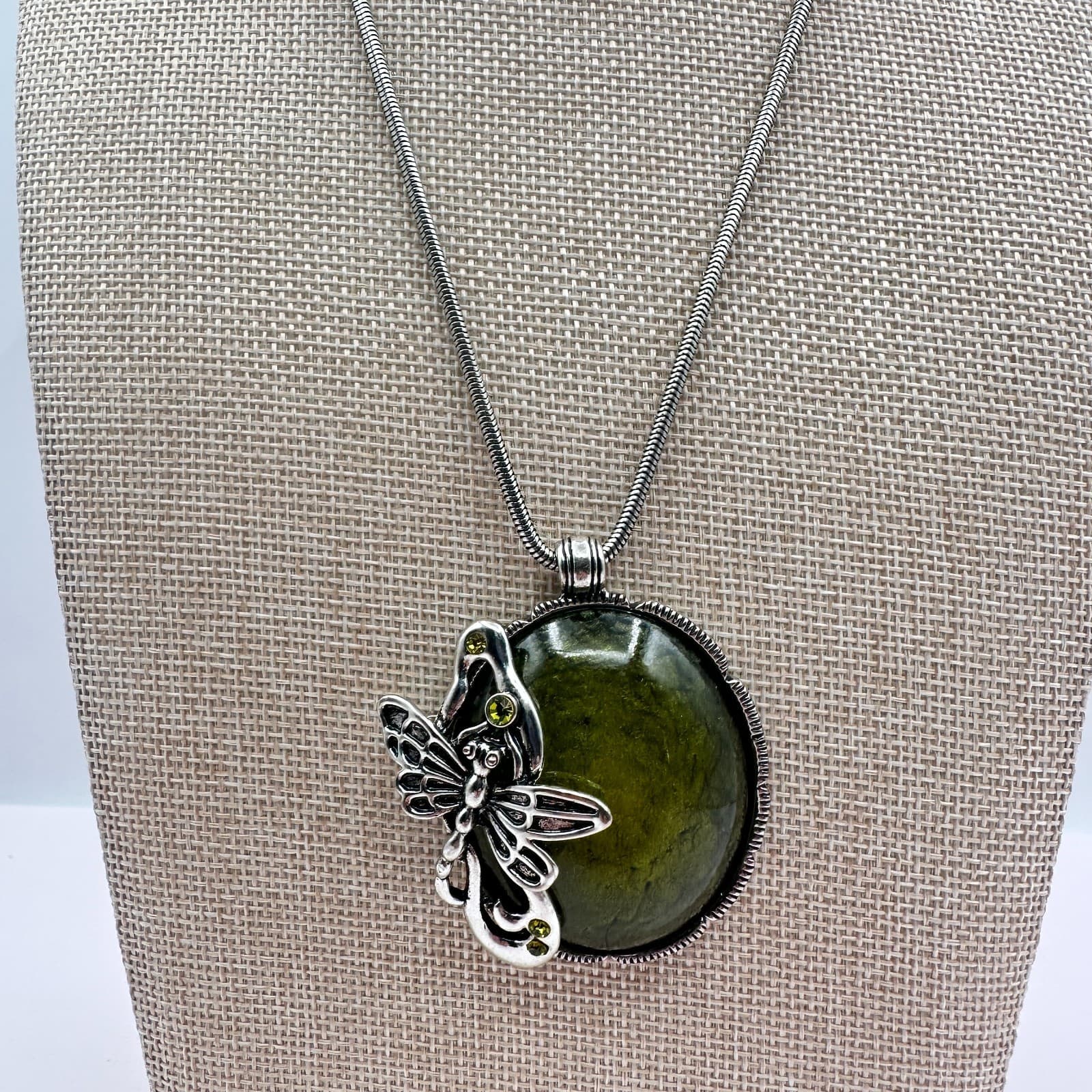 Vintage 90s Silver Tone Dragonfly Pendant Necklace Green Glass Boho Jewelry - Thumbnail 2