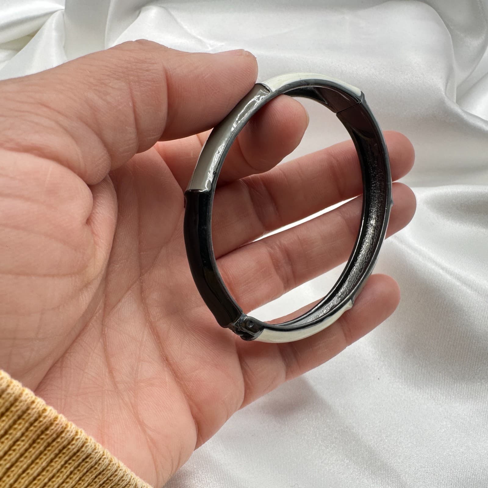 Vintage 90s Enamel Bangle Bracelet Hinge Geometric Fashion Women's Jewelry - Thumbnail 8