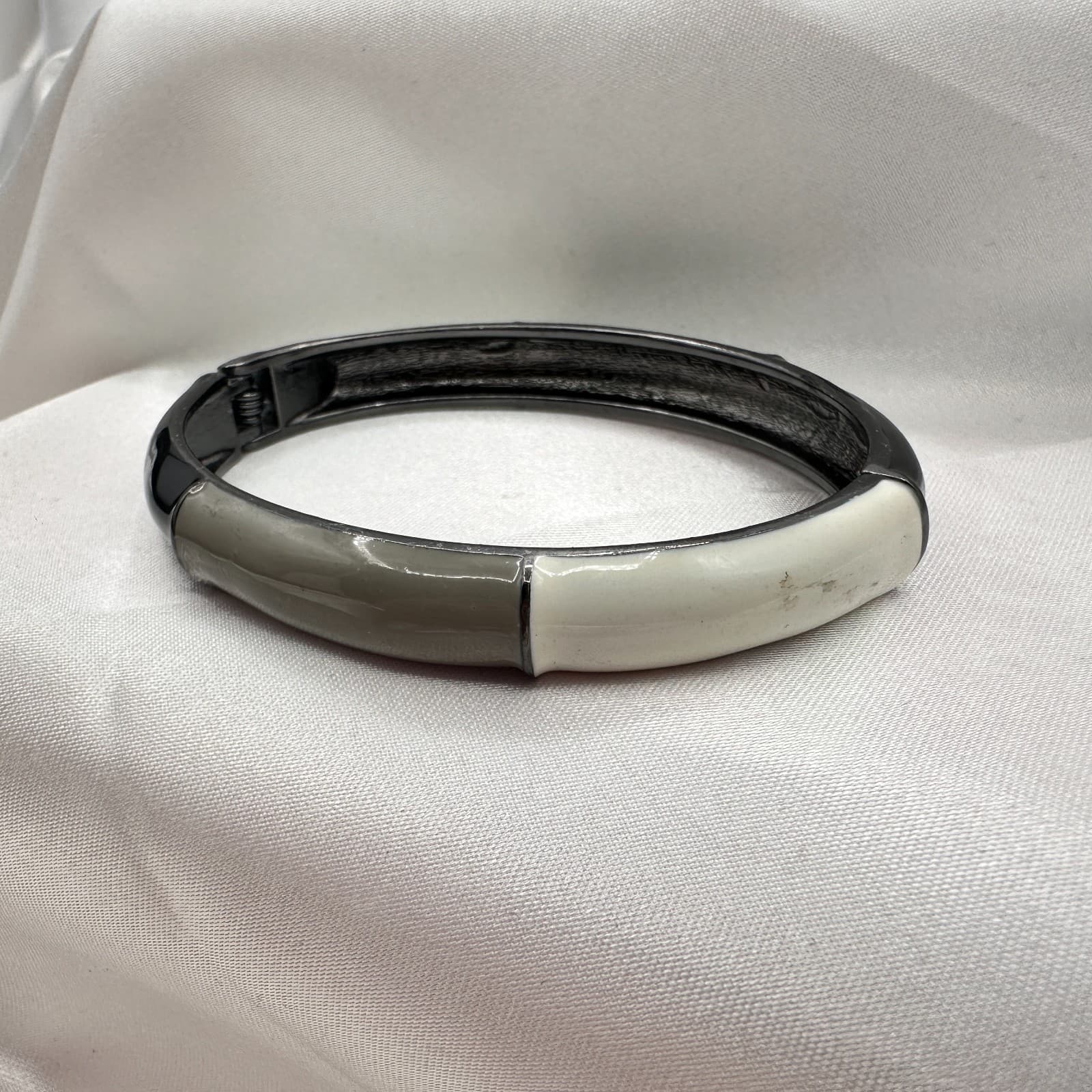 Vintage 90s Enamel Bangle Bracelet Hinge Geometric Fashion Women's Jewelry - Thumbnail 4
