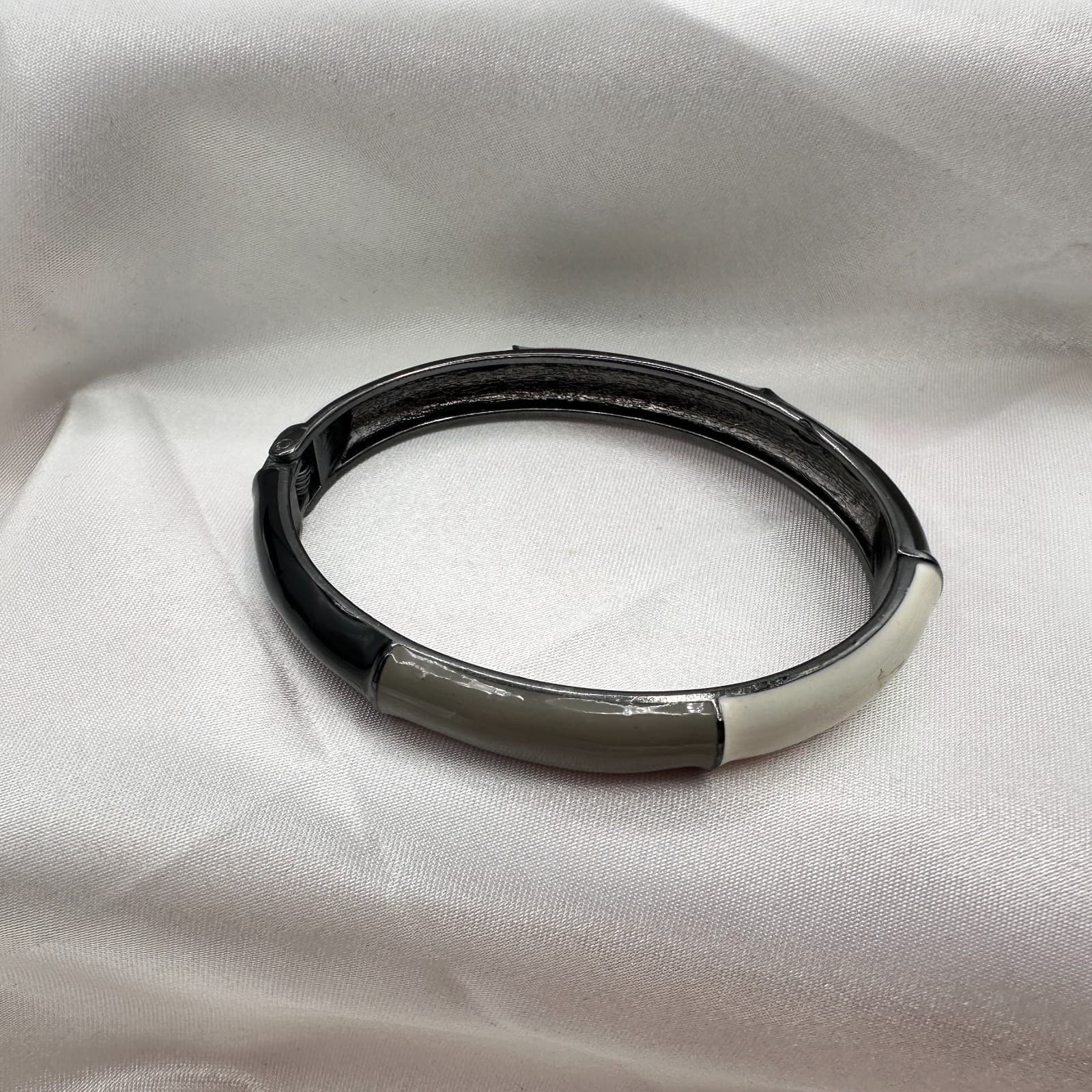 Vintage 90s Enamel Bangle Bracelet Hinge Geometric Fashion Women's Jewelry - Thumbnail 3
