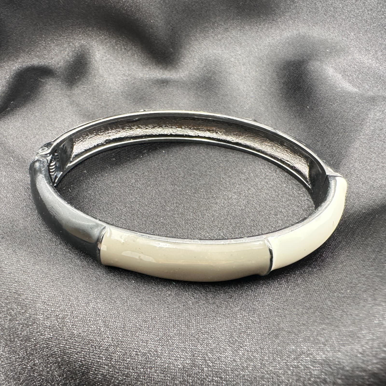 Vintage 90s Enamel Bangle Bracelet Hinge Geometric Fashion Women's Jewelry - Thumbnail 6
