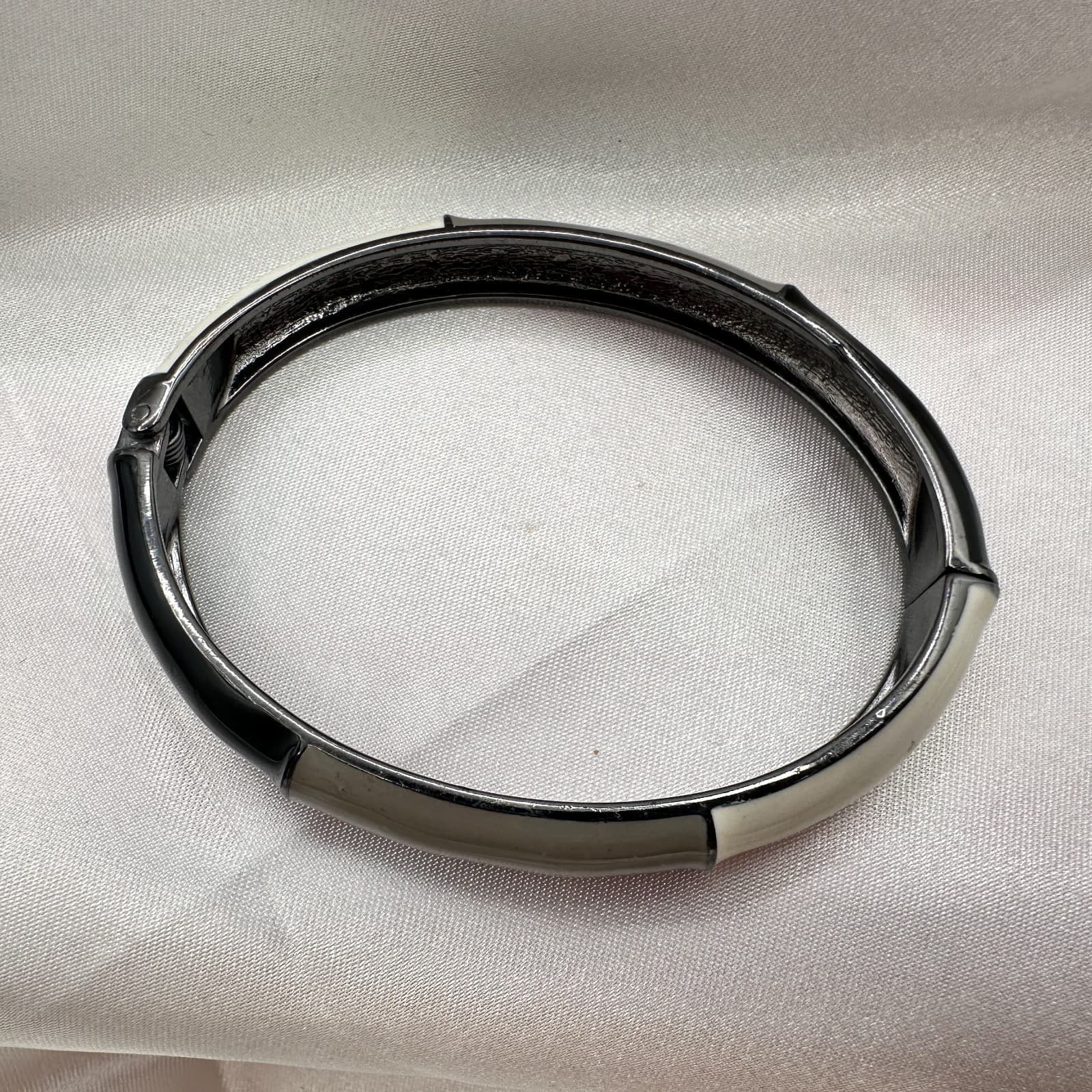 Vintage 90s Enamel Bangle Bracelet Hinge Geometric Fashion Women's Jewelry - Thumbnail 5