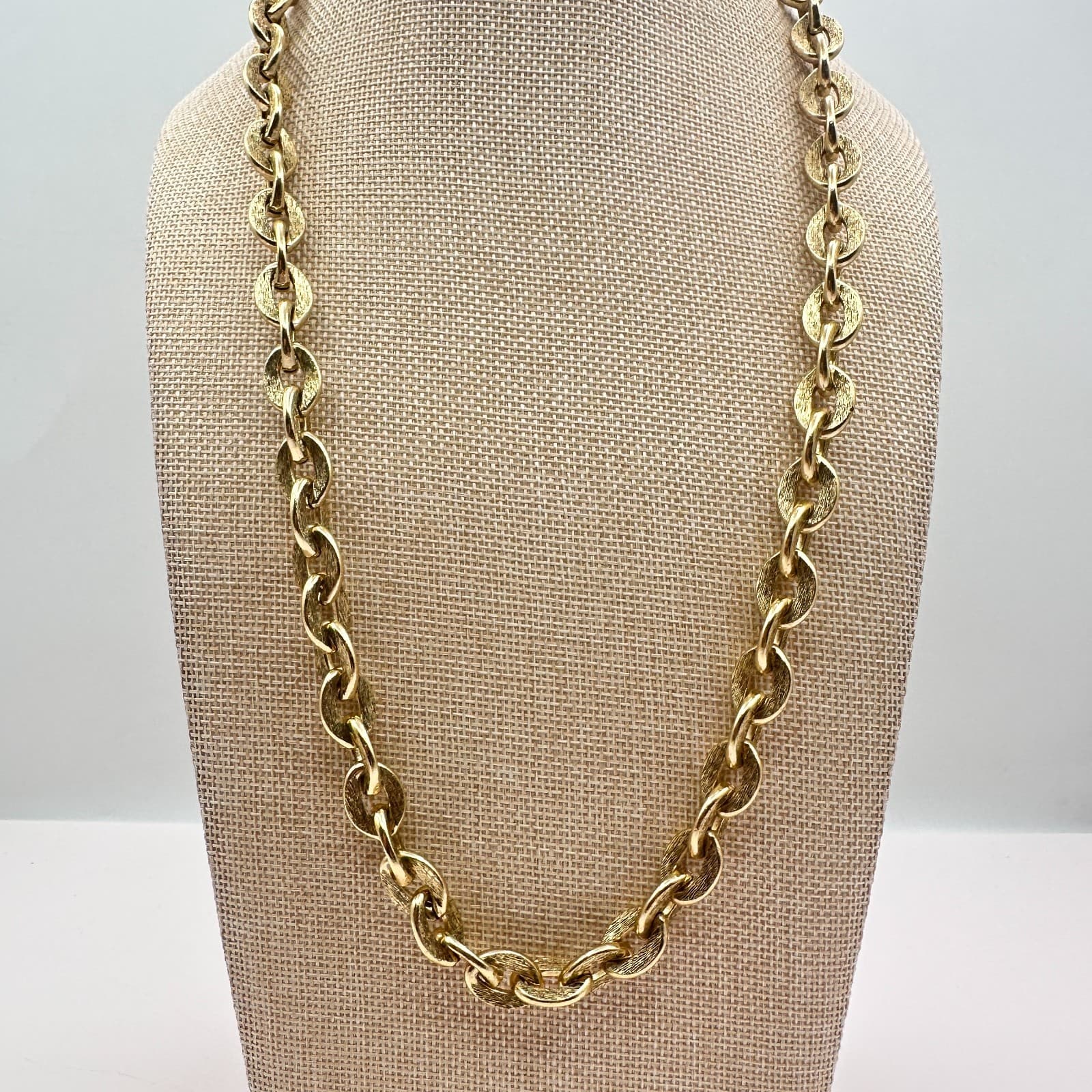 Vintage 60s Gold Tone Textured Link Chain Statement Necklace Box Clasp Jewelry - Thumbnail 7