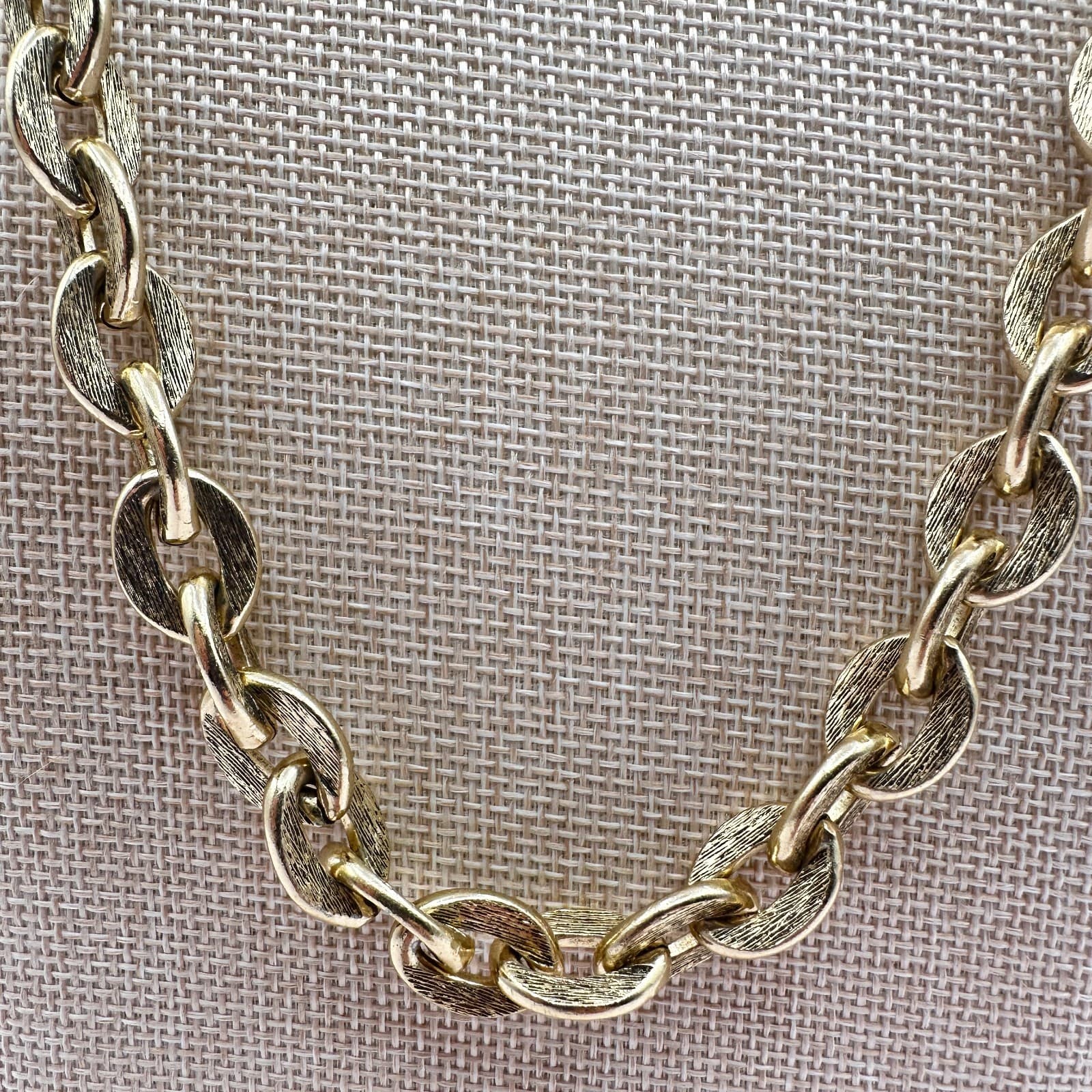 Vintage 60s Gold Tone Textured Link Chain Statement Necklace Box Clasp Jewelry - Thumbnail 4