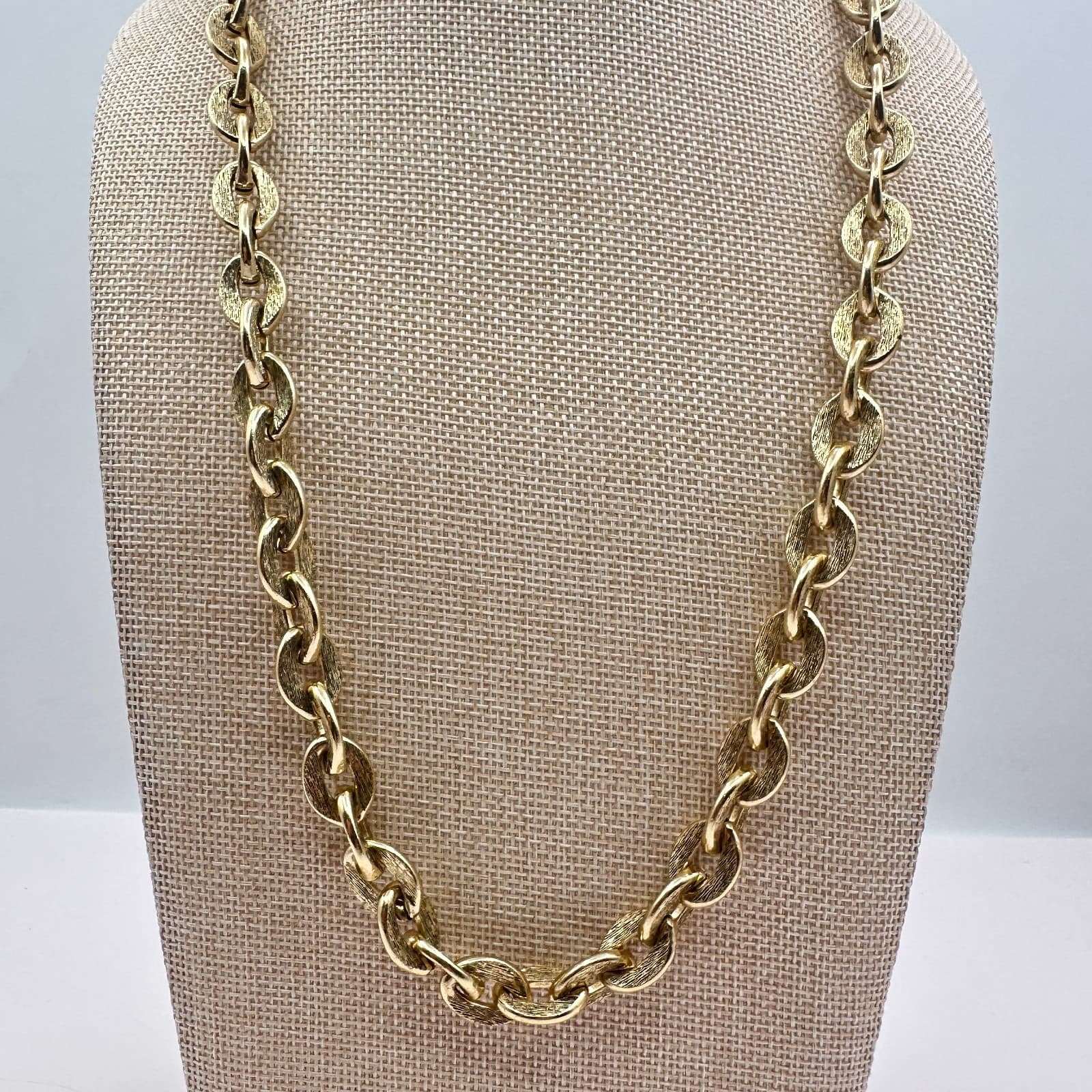 Vintage 60s Gold Tone Textured Link Chain Statement Necklace Box Clasp Jewelry - Thumbnail 6