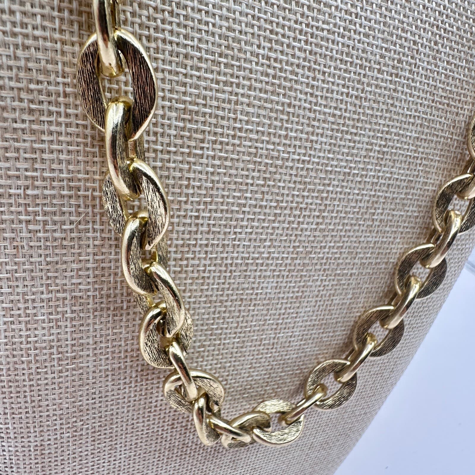 Vintage 60s Gold Tone Textured Link Chain Statement Necklace Box Clasp Jewelry - Thumbnail 3