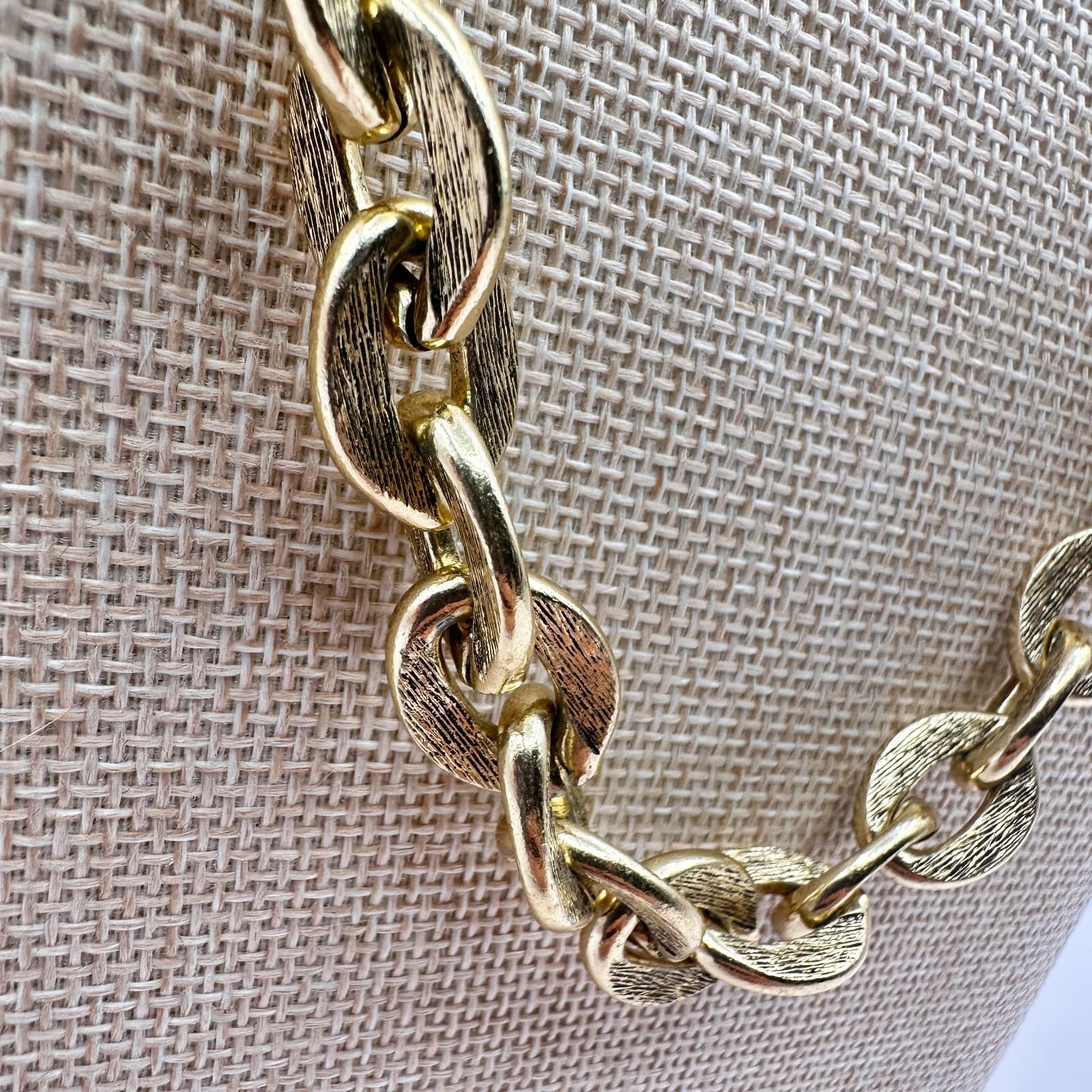 Vintage 60s Gold Tone Textured Link Chain Statement Necklace Box Clasp Jewelry - Thumbnail 5