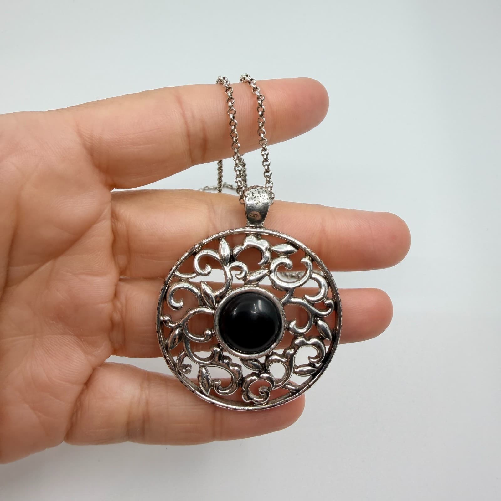 Vintage Silver Tone Simulated Onyx Filigree Circle Pendant Necklace Retro Ornate - Thumbnail 7